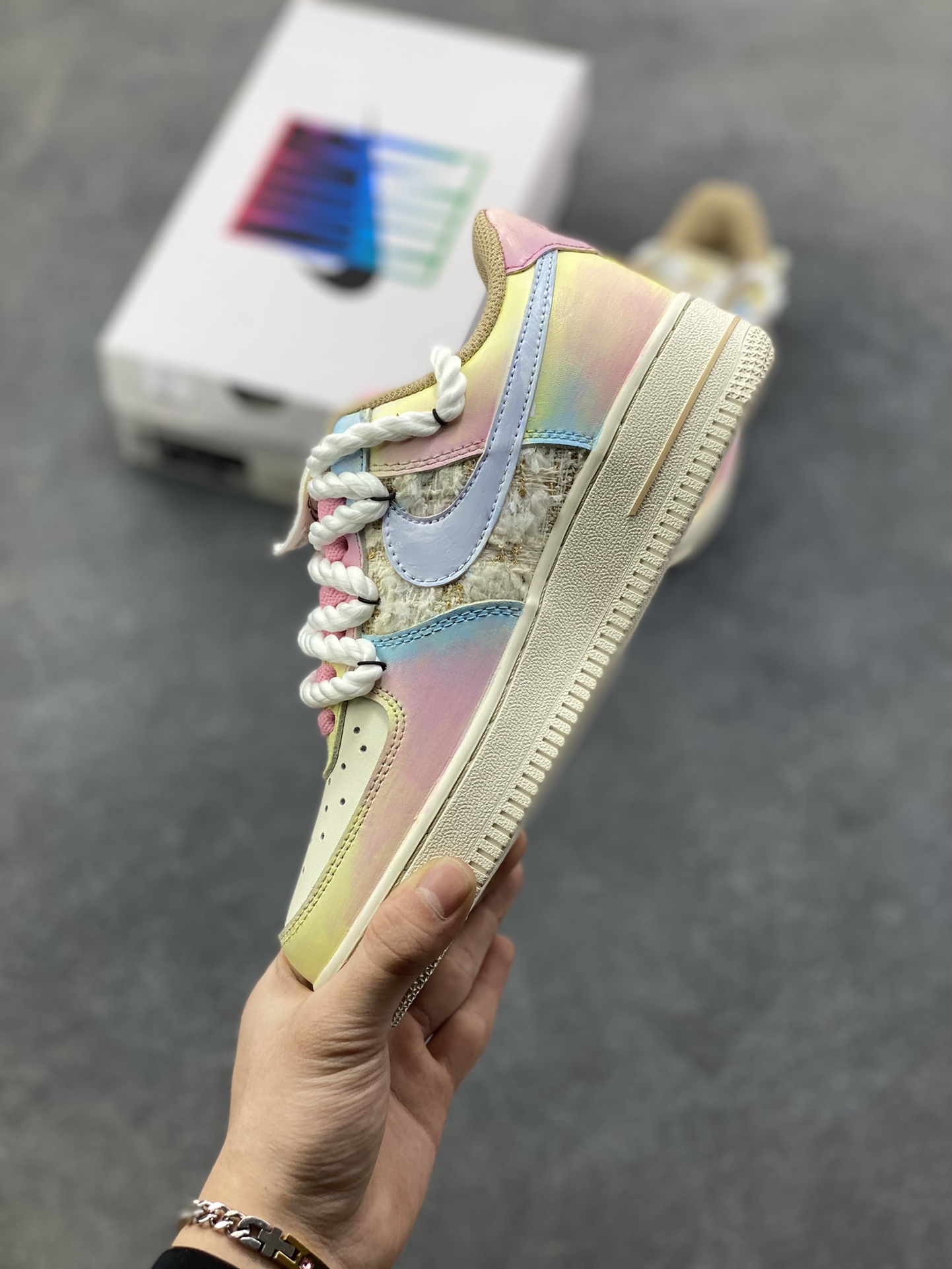 图片[3]-手绘涂鸦“雾屿星芒”Nike Air Force 1 “Mist Island & Starlight”空军一号定制板鞋 采用马卡龙渐变底色，鞋身拼接编织纹理材质增加质感，鞋侧点缀手绘星星元素；鞋带替换为粗绳结+粉白撞色设计，后跟饰有蝴蝶结细节并印“Hipper”字样，整体风格清新柔和又不失个性，适配日常穿搭与小众审美 货号：FJ7740-120 尺码： 36 36.5 37.5 38 38.5 39 40 40.5 41 42 42.5 43 44 44.5 45-选品中心