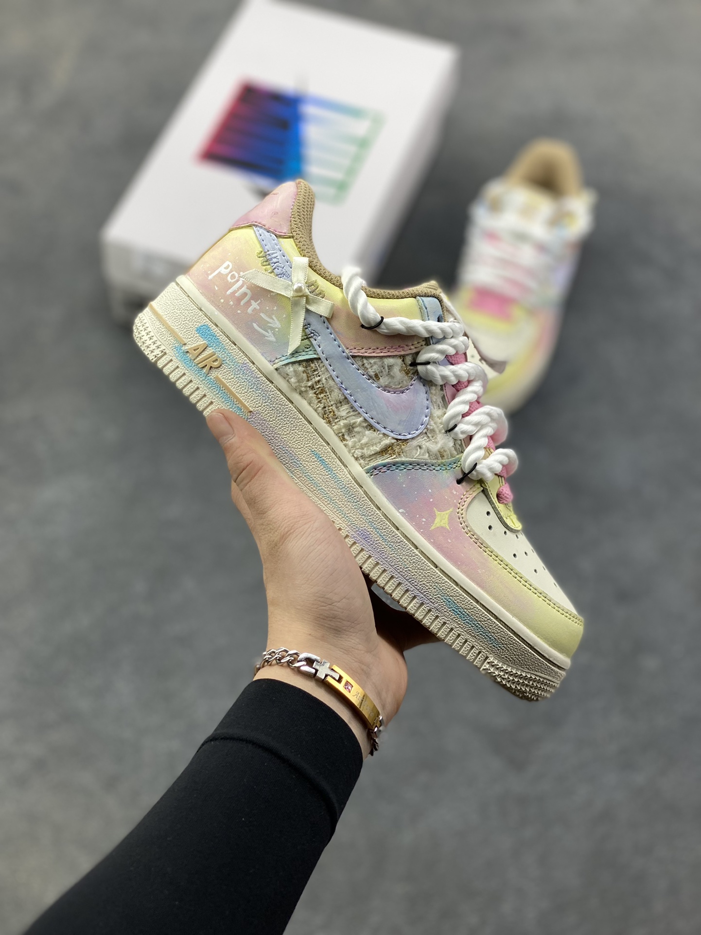 手绘涂鸦“雾屿星芒”Nike Air Force 1 “Mist Island & Starlight”空军一号定制板鞋 采用马卡龙渐变底色，鞋身拼接编织纹理材质增加质感，鞋侧点缀手绘星星元素；鞋带替换为粗绳结+粉白撞色设计，后跟饰有蝴蝶结细节并印“Hipper”字样，整体风格清新柔和又不失个性，适配日常穿搭与小众审美 货号：FJ7740-120 尺码： 36 36.5 37.5 38 38.5 39 40 40.5 41 42 42.5 43 44 44.5 45-选品中心