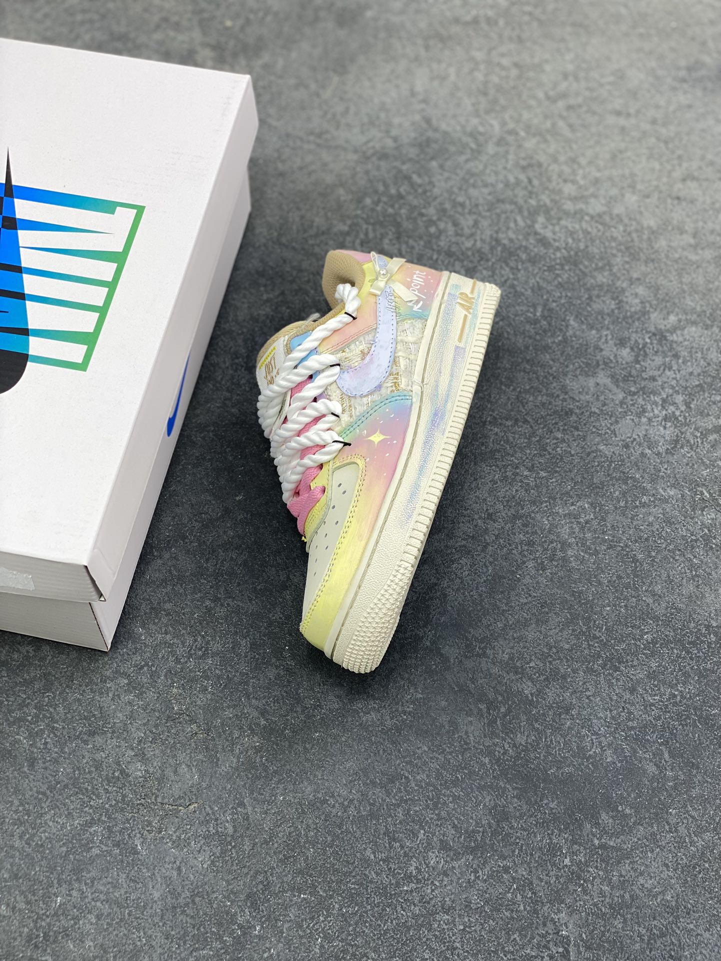 图片[7]-手绘涂鸦“雾屿星芒”Nike Air Force 1 “Mist Island & Starlight”空军一号定制板鞋 采用马卡龙渐变底色，鞋身拼接编织纹理材质增加质感，鞋侧点缀手绘星星元素；鞋带替换为粗绳结+粉白撞色设计，后跟饰有蝴蝶结细节并印“Hipper”字样，整体风格清新柔和又不失个性，适配日常穿搭与小众审美 货号：FJ7740-120 尺码： 36 36.5 37.5 38 38.5 39 40 40.5 41 42 42.5 43 44 44.5 45-选品中心