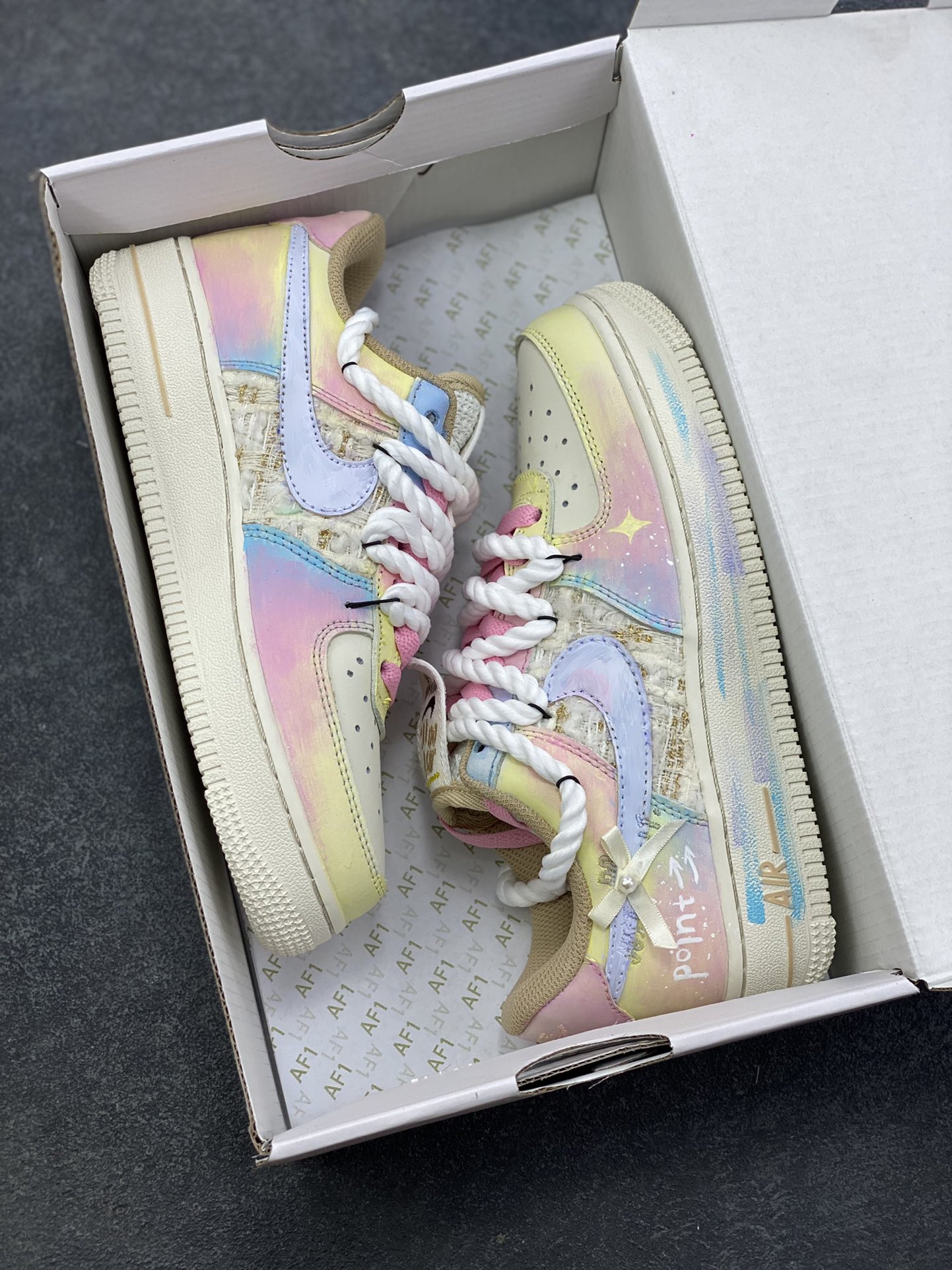 图片[9]-手绘涂鸦“雾屿星芒”Nike Air Force 1 “Mist Island & Starlight”空军一号定制板鞋 采用马卡龙渐变底色，鞋身拼接编织纹理材质增加质感，鞋侧点缀手绘星星元素；鞋带替换为粗绳结+粉白撞色设计，后跟饰有蝴蝶结细节并印“Hipper”字样，整体风格清新柔和又不失个性，适配日常穿搭与小众审美 货号：FJ7740-120 尺码： 36 36.5 37.5 38 38.5 39 40 40.5 41 42 42.5 43 44 44.5 45-选品中心
