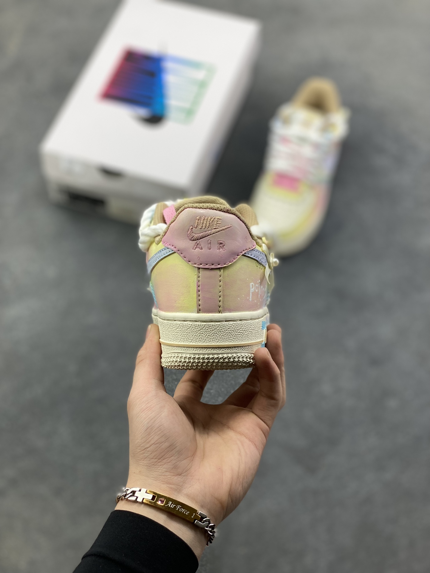 图片[4]-手绘涂鸦“雾屿星芒”Nike Air Force 1 “Mist Island & Starlight”空军一号定制板鞋 采用马卡龙渐变底色，鞋身拼接编织纹理材质增加质感，鞋侧点缀手绘星星元素；鞋带替换为粗绳结+粉白撞色设计，后跟饰有蝴蝶结细节并印“Hipper”字样，整体风格清新柔和又不失个性，适配日常穿搭与小众审美 货号：FJ7740-120 尺码： 36 36.5 37.5 38 38.5 39 40 40.5 41 42 42.5 43 44 44.5 45-选品中心