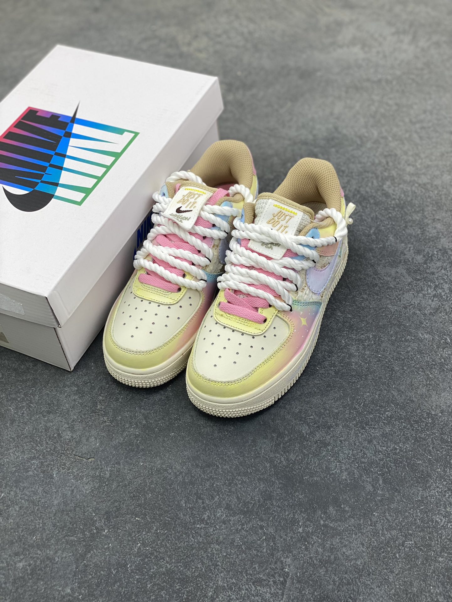 图片[8]-手绘涂鸦“雾屿星芒”Nike Air Force 1 “Mist Island & Starlight”空军一号定制板鞋 采用马卡龙渐变底色，鞋身拼接编织纹理材质增加质感，鞋侧点缀手绘星星元素；鞋带替换为粗绳结+粉白撞色设计，后跟饰有蝴蝶结细节并印“Hipper”字样，整体风格清新柔和又不失个性，适配日常穿搭与小众审美 货号：FJ7740-120 尺码： 36 36.5 37.5 38 38.5 39 40 40.5 41 42 42.5 43 44 44.5 45-选品中心
