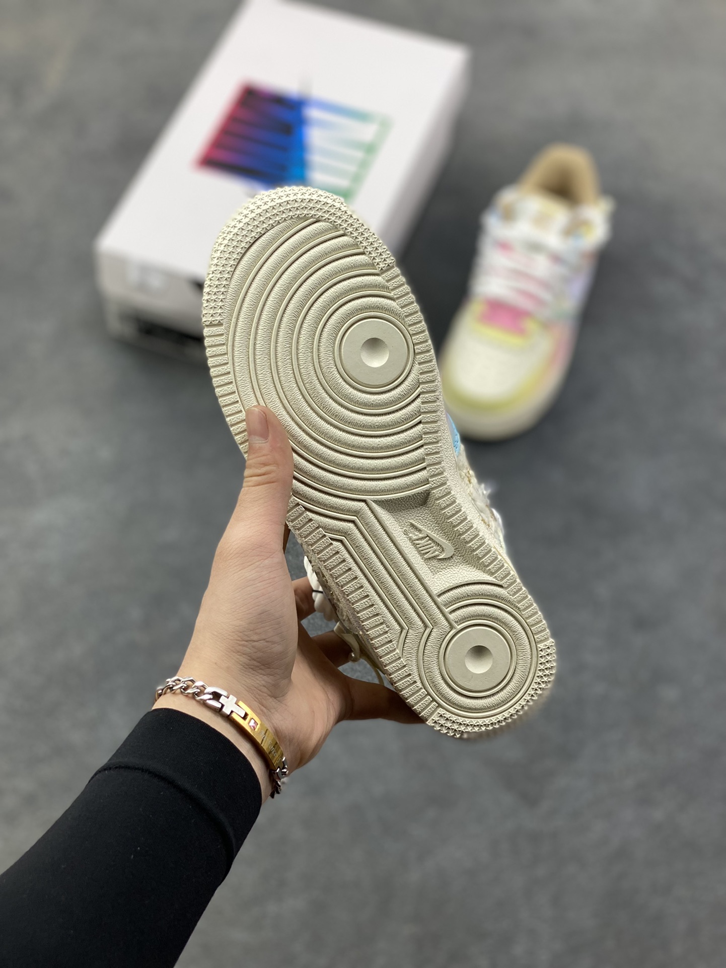 图片[5]-手绘涂鸦“雾屿星芒”Nike Air Force 1 “Mist Island & Starlight”空军一号定制板鞋 采用马卡龙渐变底色，鞋身拼接编织纹理材质增加质感，鞋侧点缀手绘星星元素；鞋带替换为粗绳结+粉白撞色设计，后跟饰有蝴蝶结细节并印“Hipper”字样，整体风格清新柔和又不失个性，适配日常穿搭与小众审美 货号：FJ7740-120 尺码： 36 36.5 37.5 38 38.5 39 40 40.5 41 42 42.5 43 44 44.5 45-选品中心