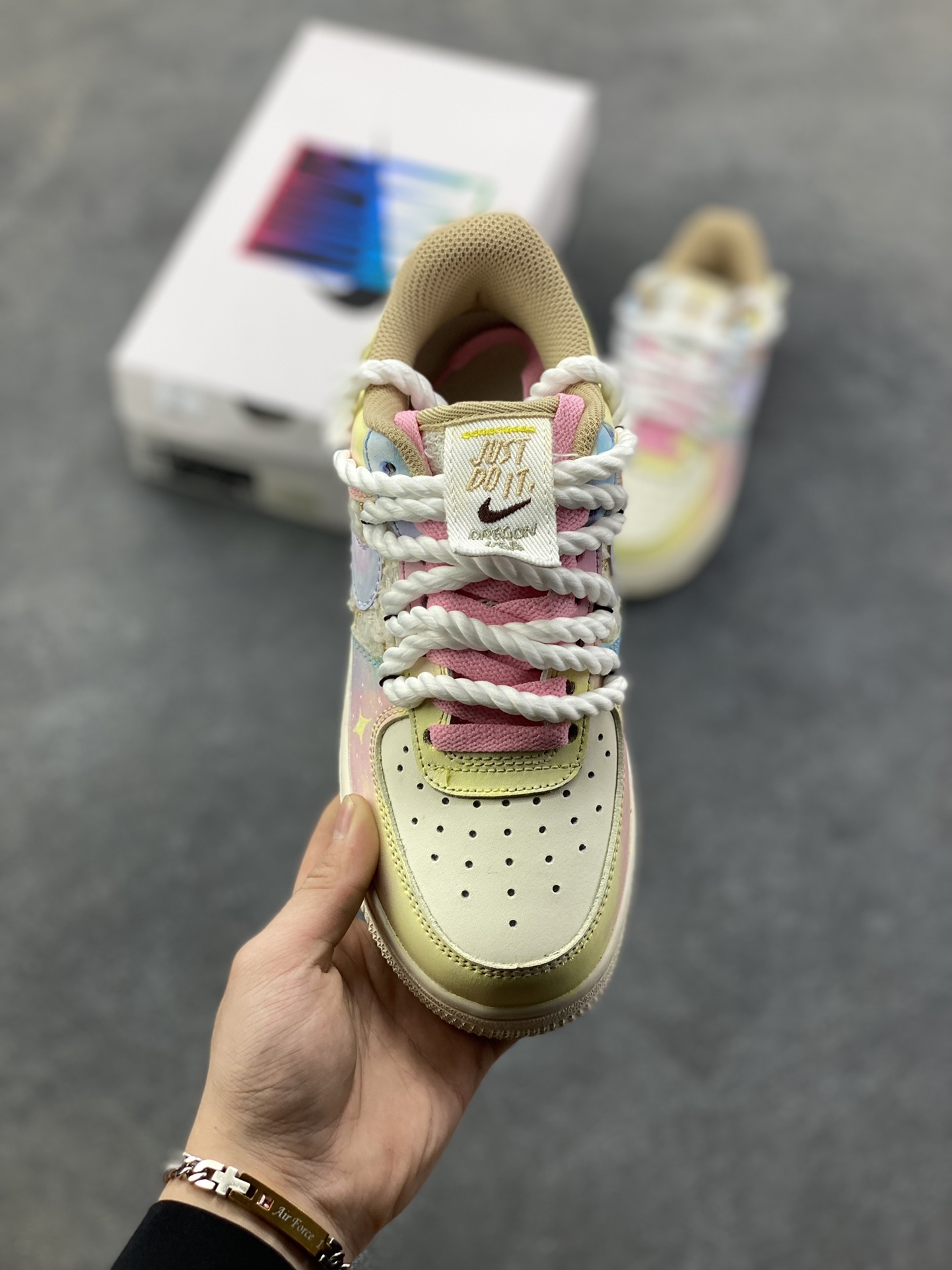 图片[2]-手绘涂鸦“雾屿星芒”Nike Air Force 1 “Mist Island & Starlight”空军一号定制板鞋 采用马卡龙渐变底色，鞋身拼接编织纹理材质增加质感，鞋侧点缀手绘星星元素；鞋带替换为粗绳结+粉白撞色设计，后跟饰有蝴蝶结细节并印“Hipper”字样，整体风格清新柔和又不失个性，适配日常穿搭与小众审美 货号：FJ7740-120 尺码： 36 36.5 37.5 38 38.5 39 40 40.5 41 42 42.5 43 44 44.5 45-选品中心