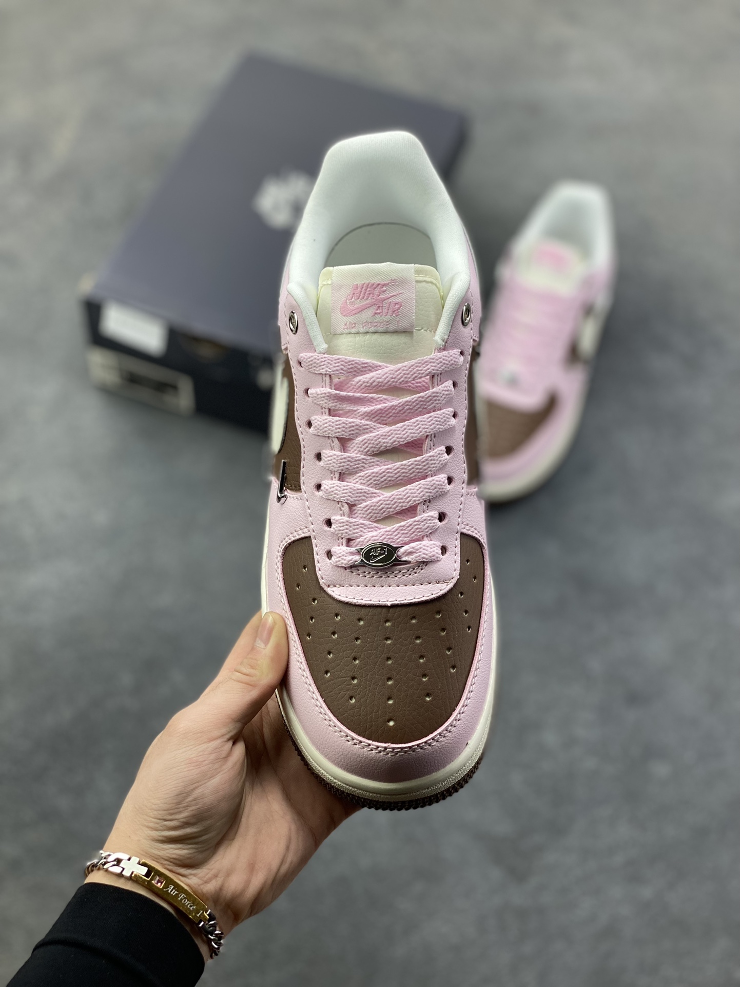 图片[2]-NIke Air Force 1 ‘07 Low 空军一号低帮 运动鞋 休闲鞋 折边针车 工艺难度大 原楦头原纸板 原装鞋盒 定制五金配件 内置全掌气垫 原厂鞋底 货号：IQ7595-211 尺码：36 36.5 37.5 38 38.5 39 40 40.5 41 42 42.5 43 44 44.5 45-选品中心
