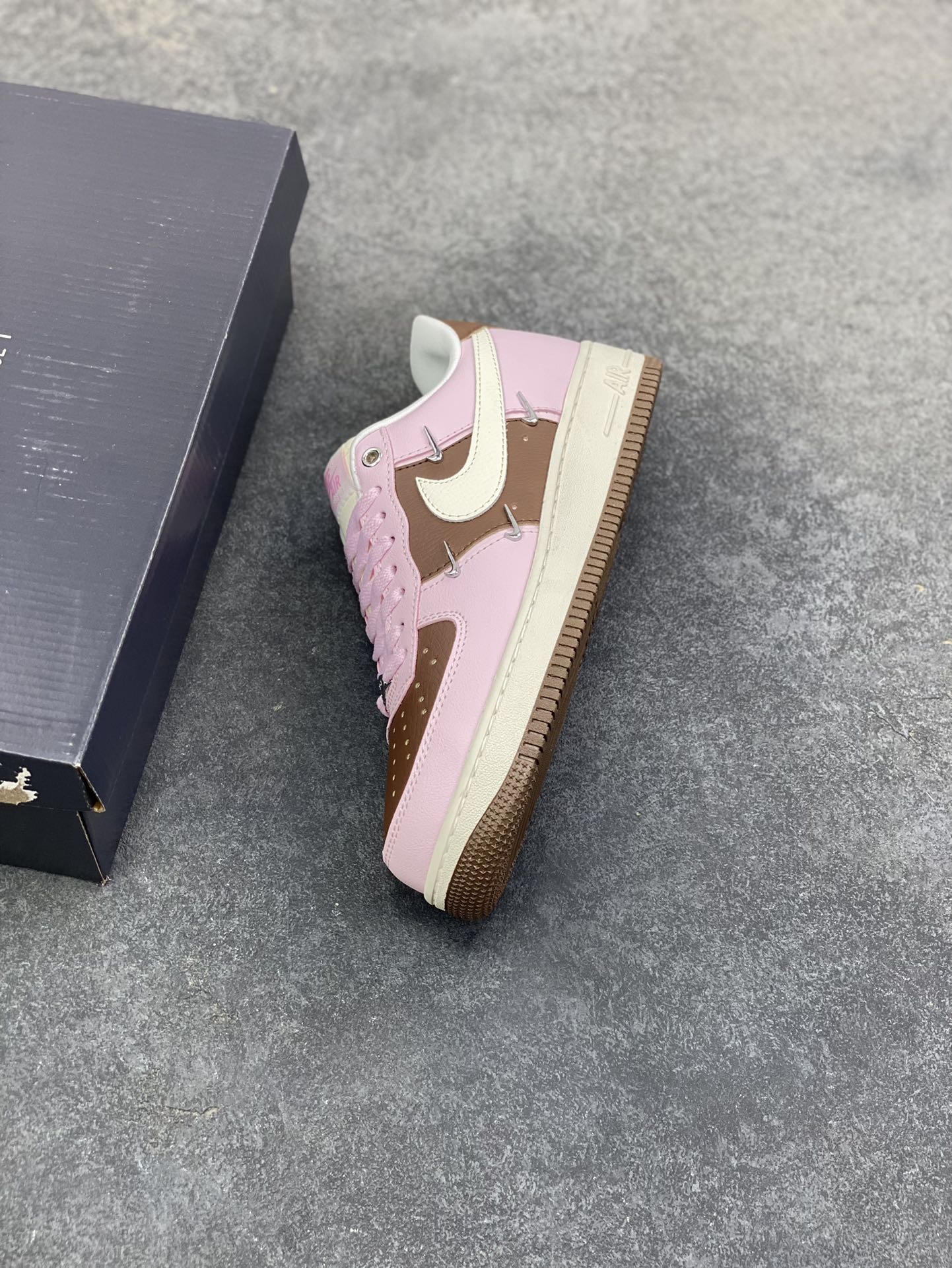 图片[7]-NIke Air Force 1 ‘07 Low 空军一号低帮 运动鞋 休闲鞋 折边针车 工艺难度大 原楦头原纸板 原装鞋盒 定制五金配件 内置全掌气垫 原厂鞋底 货号：IQ7595-211 尺码：36 36.5 37.5 38 38.5 39 40 40.5 41 42 42.5 43 44 44.5 45-选品中心