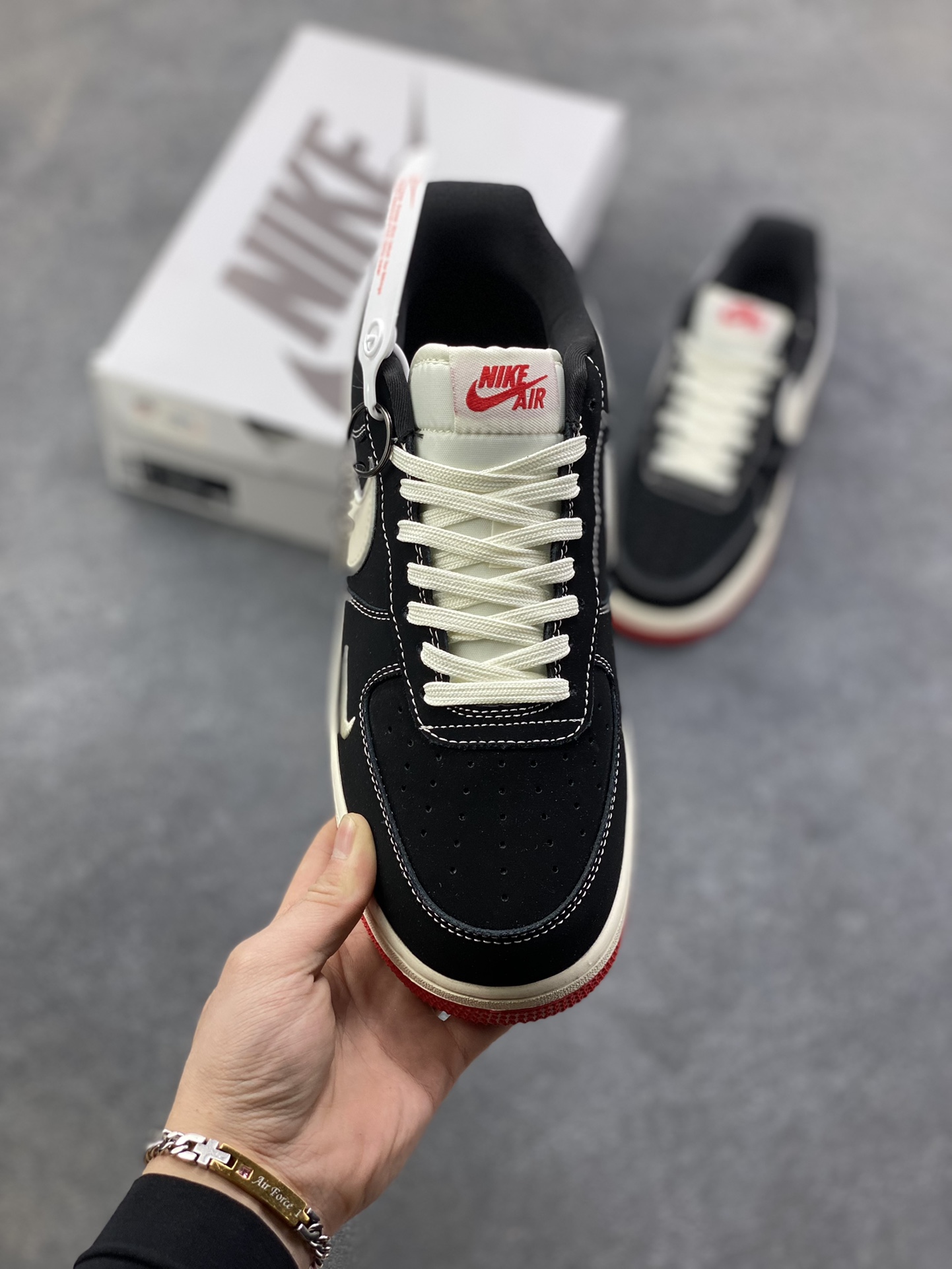 图片[2]-NIke Air Force 1 ‘07 LOW 黑白红底 运动鞋 休闲鞋 折边针车 工艺难度大 原楦头原纸板 高端定制鞋盒 原厂鞋底 超高清洁度 头层皮 细节完美 货号：DF0188-118 尺码：36 36.5 37.5 38 38.5 39 40 40.5 41 42 42.5 43 44 44.5 45-选品中心