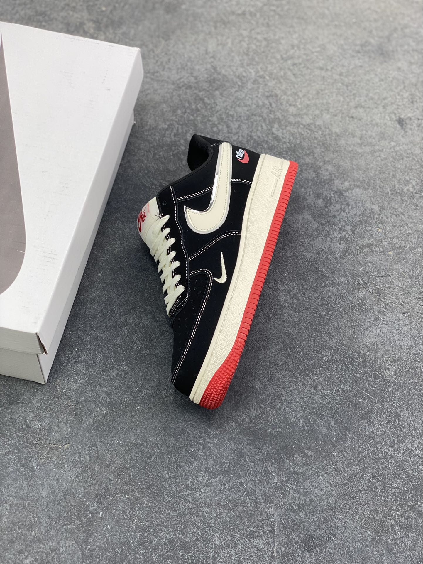 图片[7]-NIke Air Force 1 ‘07 LOW 黑白红底 运动鞋 休闲鞋 折边针车 工艺难度大 原楦头原纸板 高端定制鞋盒 原厂鞋底 超高清洁度 头层皮 细节完美 货号：DF0188-118 尺码：36 36.5 37.5 38 38.5 39 40 40.5 41 42 42.5 43 44 44.5 45-选品中心