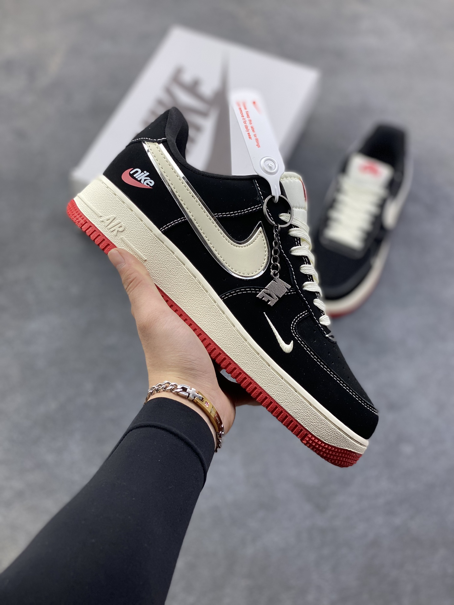 NIke Air Force 1 ‘07 LOW 黑白红底 运动鞋 休闲鞋 折边针车 工艺难度大 原楦头原纸板 高端定制鞋盒 原厂鞋底 超高清洁度 头层皮 细节完美 货号：DF0188-118 尺码：36 36.5 37.5 38 38.5 39 40 40.5 41 42 42.5 43 44 44.5 45-选品中心