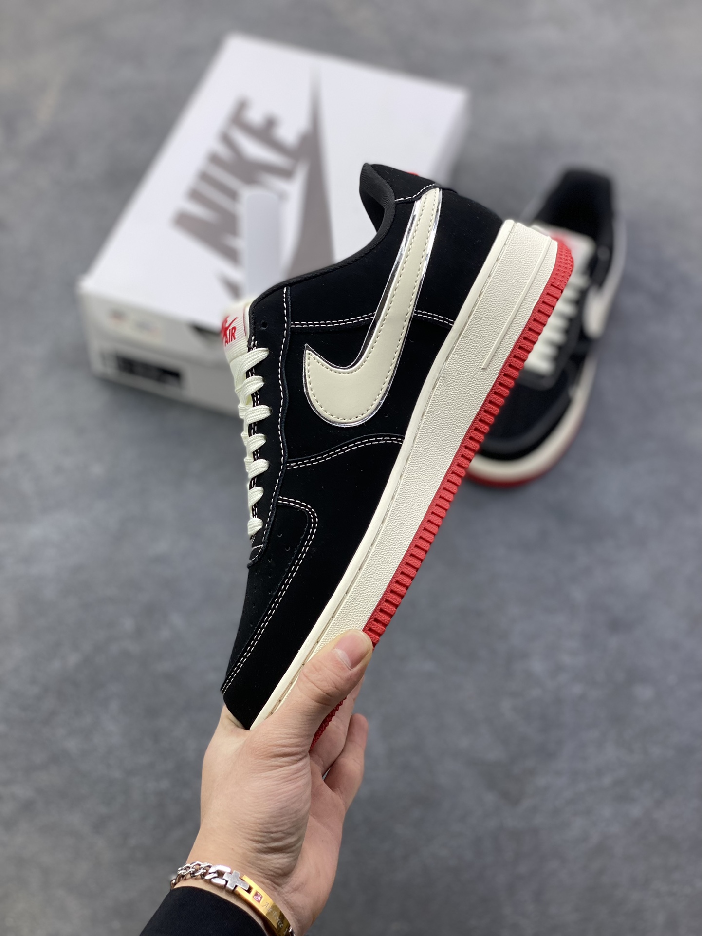 图片[3]-NIke Air Force 1 ‘07 LOW 黑白红底 运动鞋 休闲鞋 折边针车 工艺难度大 原楦头原纸板 高端定制鞋盒 原厂鞋底 超高清洁度 头层皮 细节完美 货号：DF0188-118 尺码：36 36.5 37.5 38 38.5 39 40 40.5 41 42 42.5 43 44 44.5 45-选品中心