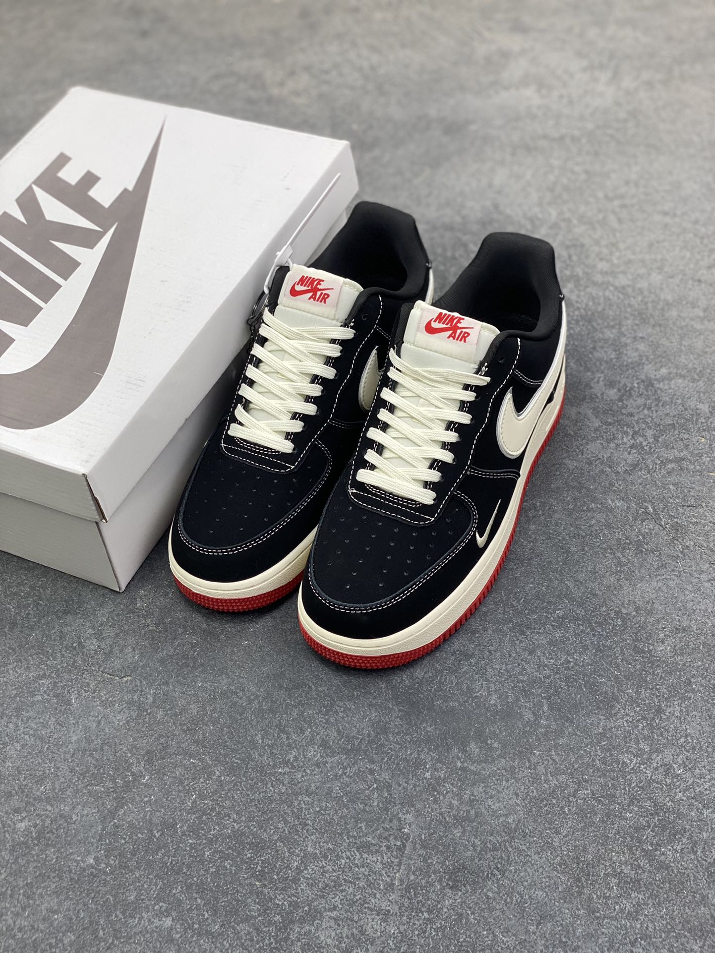 图片[8]-NIke Air Force 1 ‘07 LOW 黑白红底 运动鞋 休闲鞋 折边针车 工艺难度大 原楦头原纸板 高端定制鞋盒 原厂鞋底 超高清洁度 头层皮 细节完美 货号：DF0188-118 尺码：36 36.5 37.5 38 38.5 39 40 40.5 41 42 42.5 43 44 44.5 45-选品中心