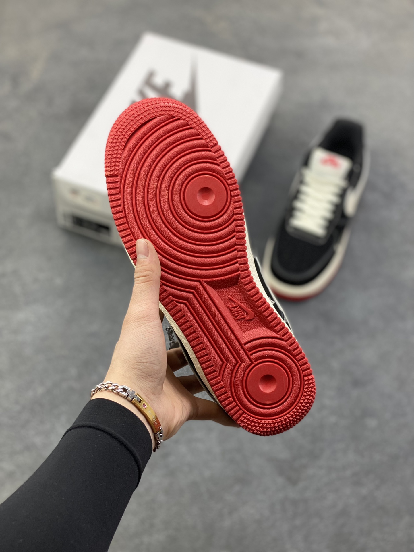 图片[5]-NIke Air Force 1 ‘07 LOW 黑白红底 运动鞋 休闲鞋 折边针车 工艺难度大 原楦头原纸板 高端定制鞋盒 原厂鞋底 超高清洁度 头层皮 细节完美 货号：DF0188-118 尺码：36 36.5 37.5 38 38.5 39 40 40.5 41 42 42.5 43 44 44.5 45-选品中心