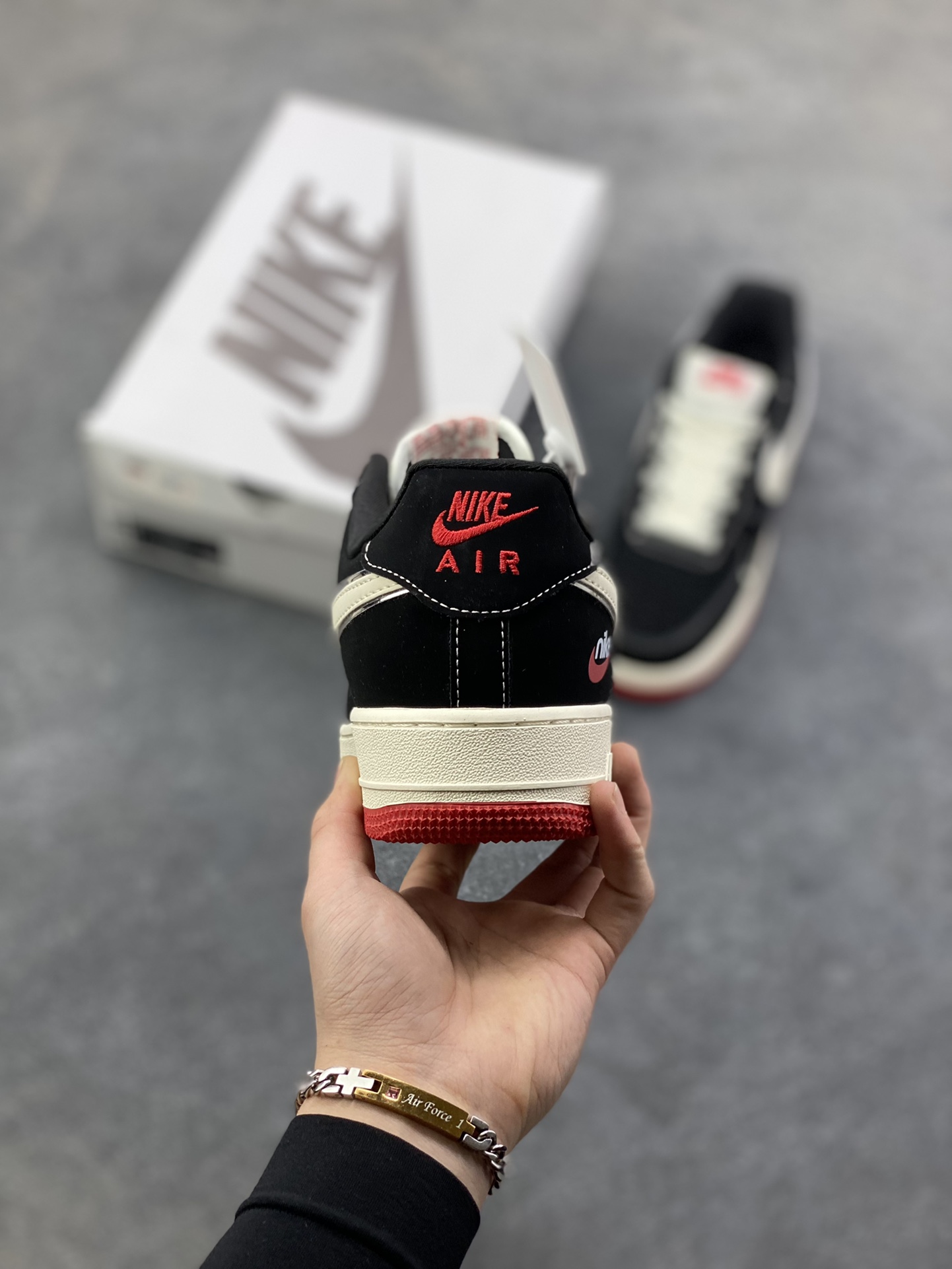 图片[4]-NIke Air Force 1 ‘07 LOW 黑白红底 运动鞋 休闲鞋 折边针车 工艺难度大 原楦头原纸板 高端定制鞋盒 原厂鞋底 超高清洁度 头层皮 细节完美 货号：DF0188-118 尺码：36 36.5 37.5 38 38.5 39 40 40.5 41 42 42.5 43 44 44.5 45-选品中心