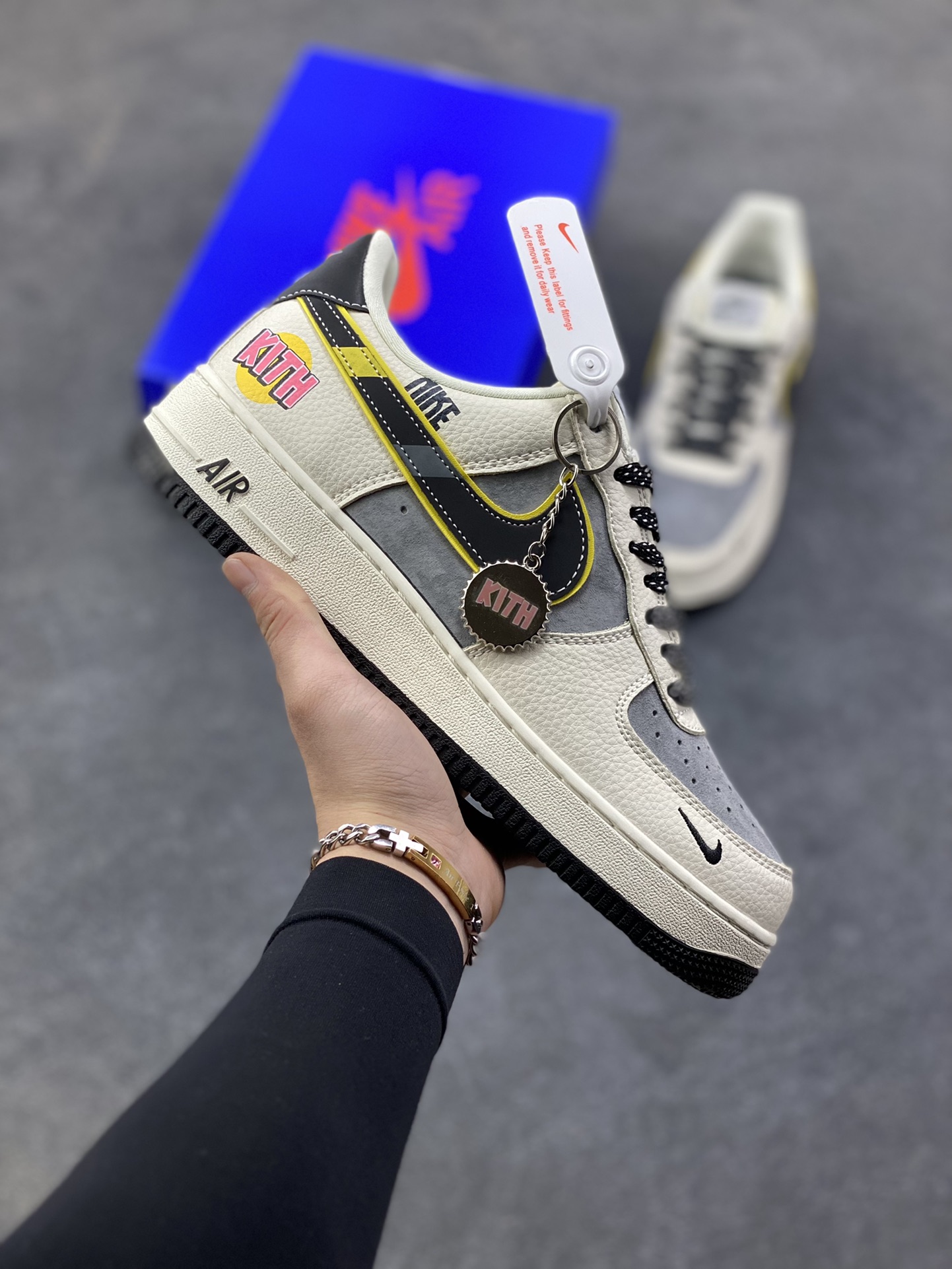 NIke Air Force 1 ‘07 Low “KITH联名——米灰黄边勾”空军一号 低帮 运动鞋 休闲鞋 折边针车 工艺难度大 原楦头原纸板 原装鞋盒 定制五金配件 内置全掌气垫 原厂鞋底 货号：SY1388-013 尺码：36 36.5 37.5 38 38.5 39 40 40.5 41 42 42.5 43 44 44.5 45-选品中心