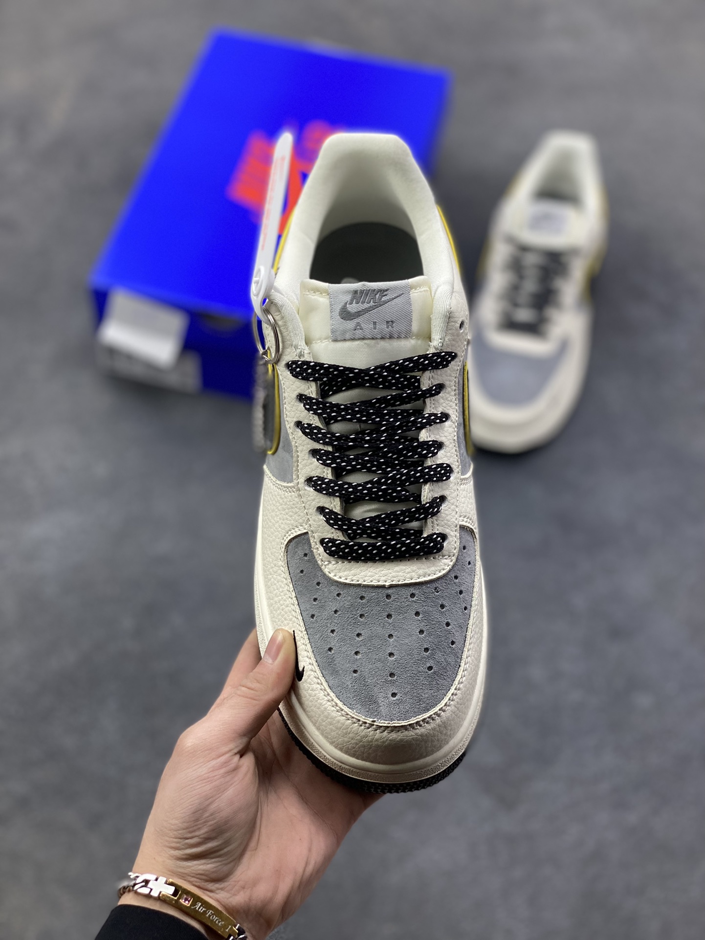 图片[2]-NIke Air Force 1 ‘07 Low “KITH联名——米灰黄边勾”空军一号 低帮 运动鞋 休闲鞋 折边针车 工艺难度大 原楦头原纸板 原装鞋盒 定制五金配件 内置全掌气垫 原厂鞋底 货号：SY1388-013 尺码：36 36.5 37.5 38 38.5 39 40 40.5 41 42 42.5 43 44 44.5 45-选品中心