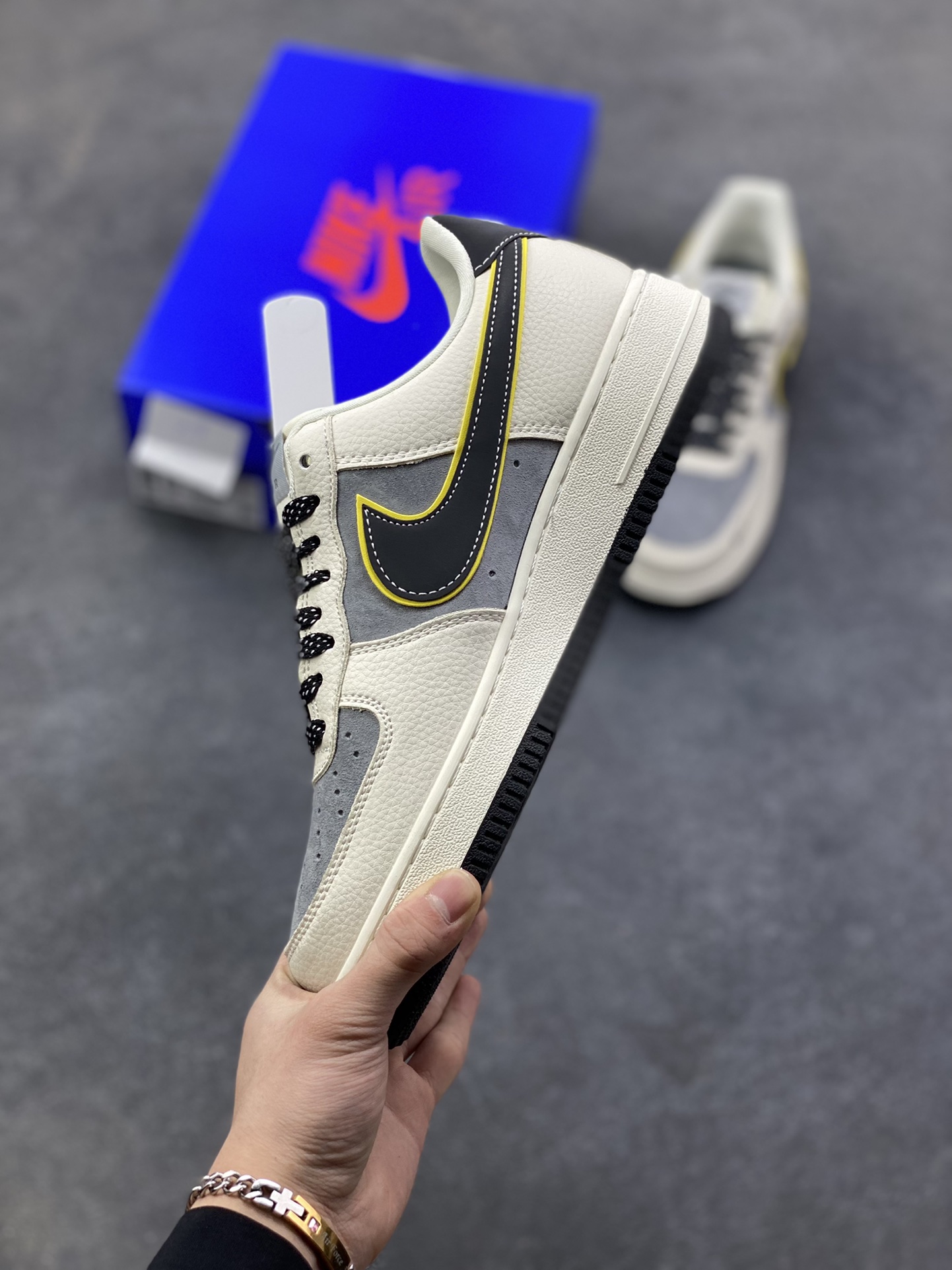 图片[3]-NIke Air Force 1 ‘07 Low “KITH联名——米灰黄边勾”空军一号 低帮 运动鞋 休闲鞋 折边针车 工艺难度大 原楦头原纸板 原装鞋盒 定制五金配件 内置全掌气垫 原厂鞋底 货号：SY1388-013 尺码：36 36.5 37.5 38 38.5 39 40 40.5 41 42 42.5 43 44 44.5 45-选品中心