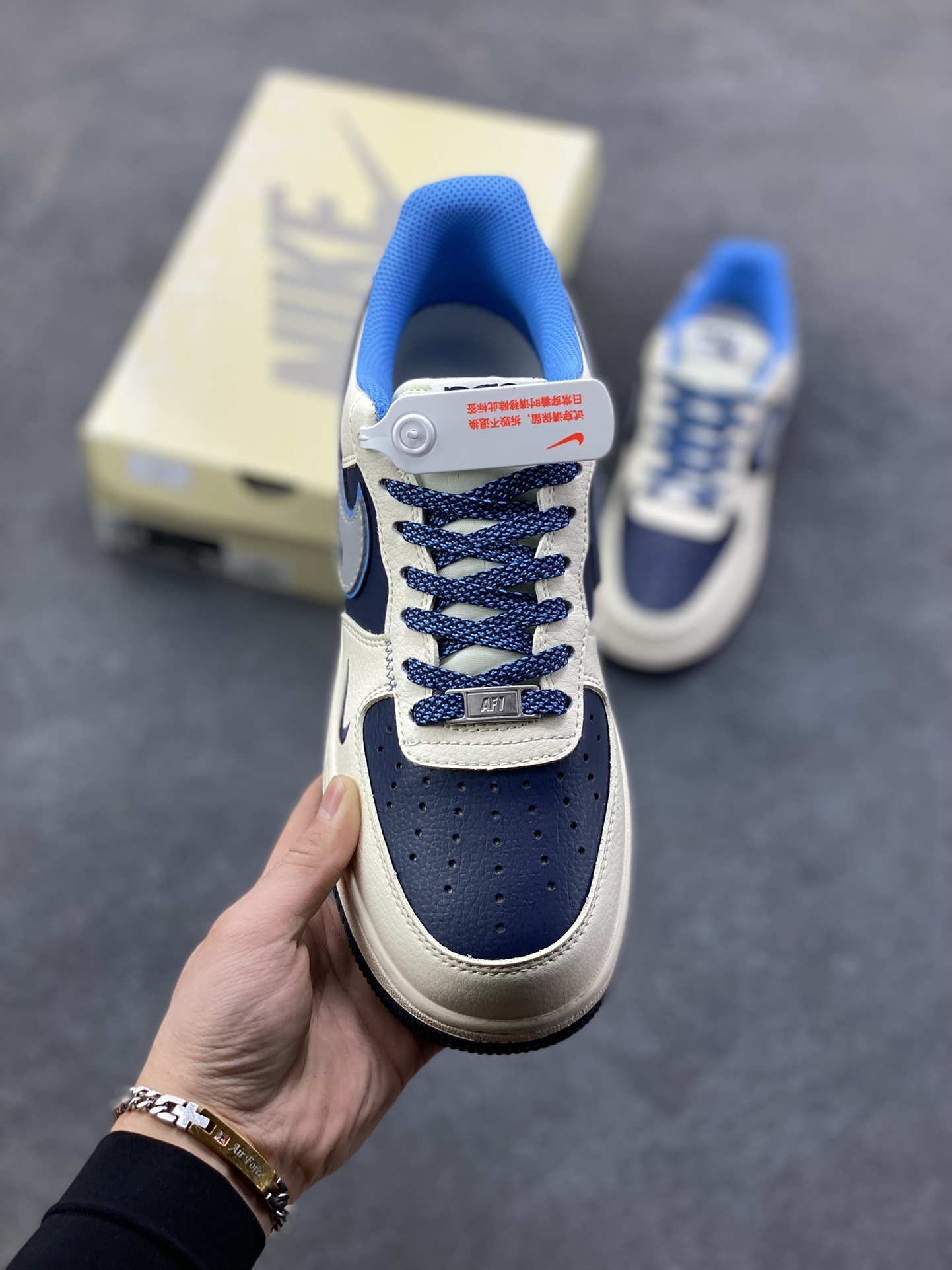 图片[2]-NIke Air Force 1 ‘07 Low “NIKE蓝-米蓝拼接”空军一号 低帮 运动鞋 休闲鞋 折边针车 工艺难度大 原楦头原纸板 原装鞋盒 定制五金配件 内置全掌气垫 原厂鞋底 货号：JP8028-067 尺码：36 36.5 37.5 38 38.5 39 40 40.5 41 42 42.5 43 44 44.5 45-选品中心