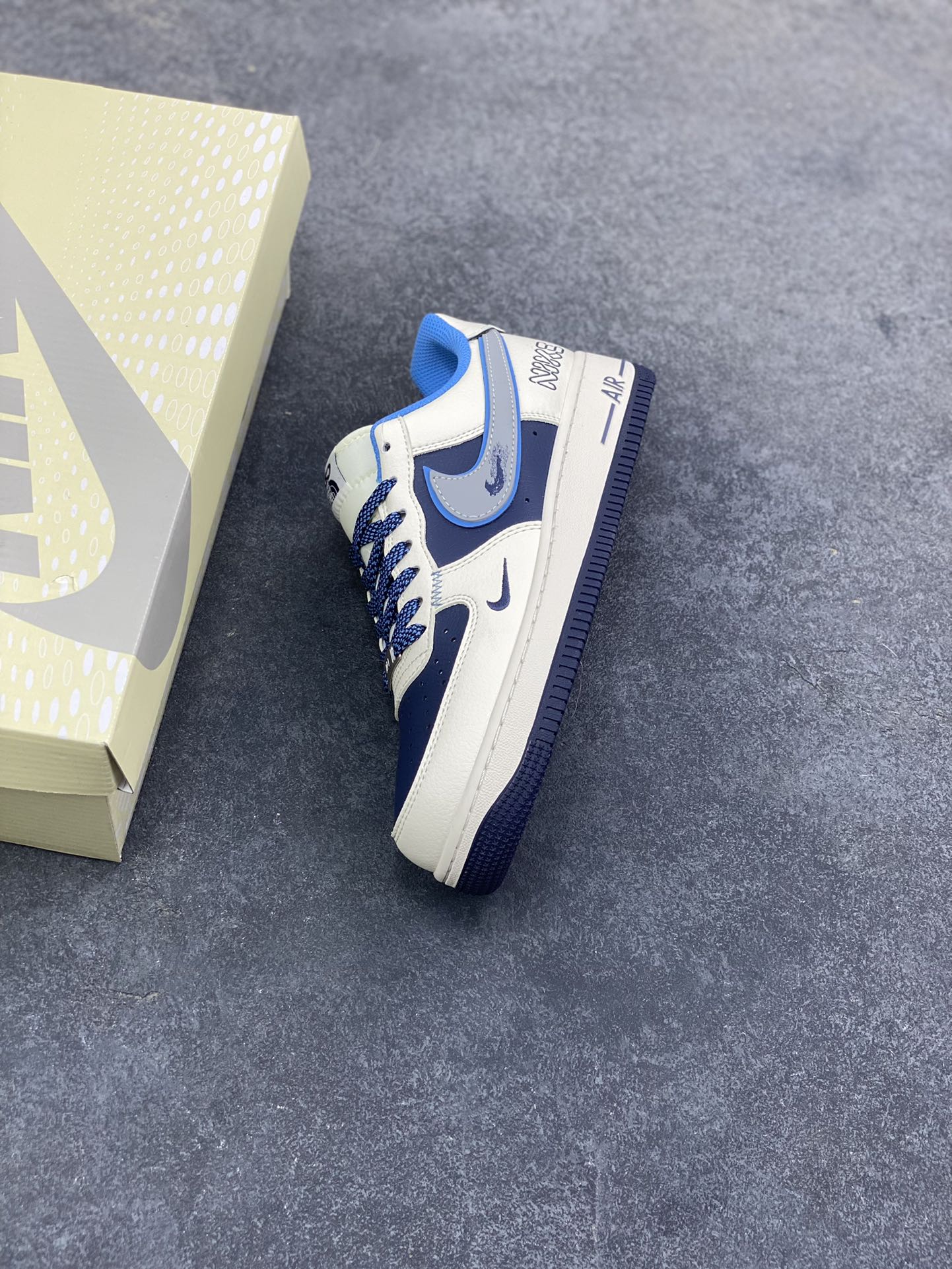 图片[7]-NIke Air Force 1 ‘07 Low “NIKE蓝-米蓝拼接”空军一号 低帮 运动鞋 休闲鞋 折边针车 工艺难度大 原楦头原纸板 原装鞋盒 定制五金配件 内置全掌气垫 原厂鞋底 货号：JP8028-067 尺码：36 36.5 37.5 38 38.5 39 40 40.5 41 42 42.5 43 44 44.5 45-选品中心