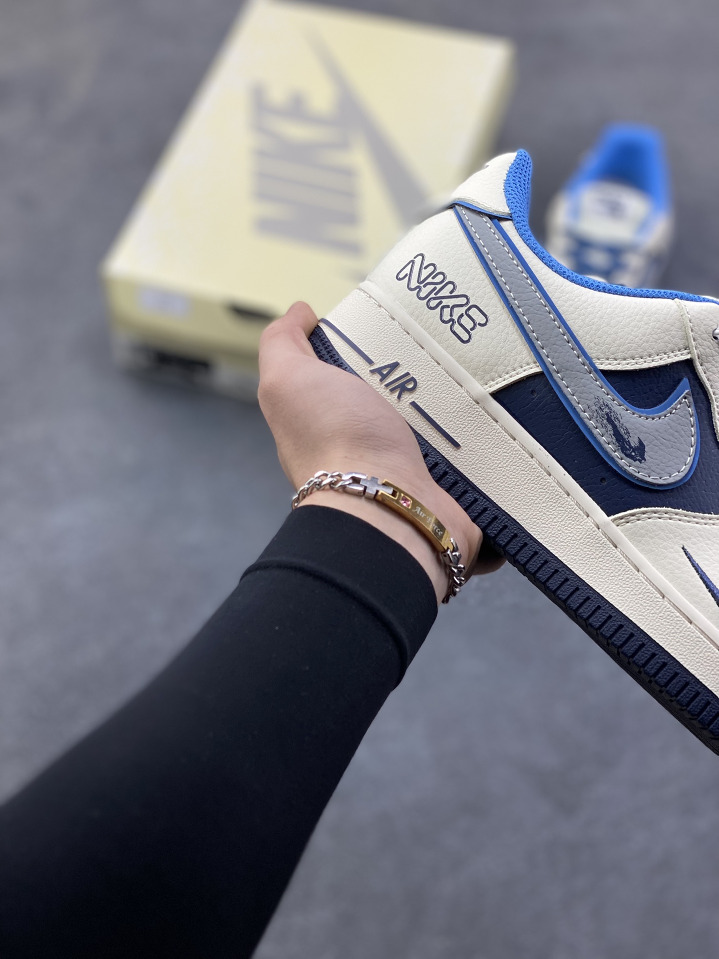 图片[6]-NIke Air Force 1 ‘07 Low “NIKE蓝-米蓝拼接”空军一号 低帮 运动鞋 休闲鞋 折边针车 工艺难度大 原楦头原纸板 原装鞋盒 定制五金配件 内置全掌气垫 原厂鞋底 货号：JP8028-067 尺码：36 36.5 37.5 38 38.5 39 40 40.5 41 42 42.5 43 44 44.5 45-选品中心