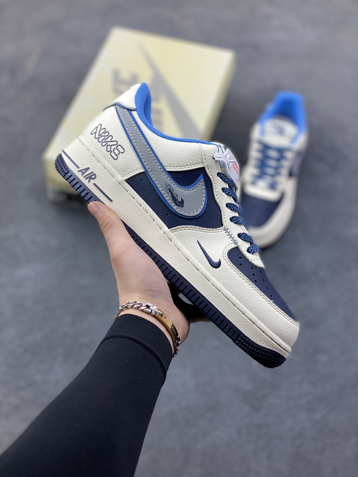 NIke Air Force 1 ‘07 Low “NIKE蓝-米蓝拼接”空军一号 低帮 运动鞋 休闲鞋 折边针车 工艺难度大 原楦头原纸板 原装鞋盒 定制五金配件 内置全掌气垫 原厂鞋底 货号：JP8028-067 尺码：36 36.5 37.5 38 38.5 39 40 40.5 41 42 42.5 43 44 44.5 45-选品中心