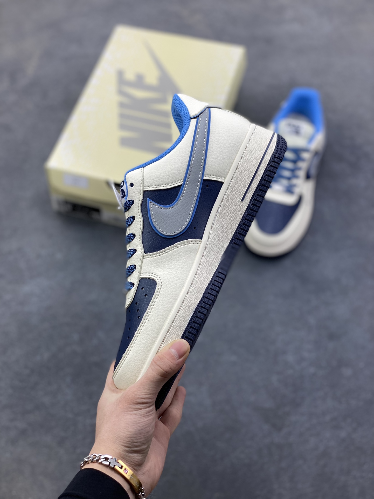 图片[3]-NIke Air Force 1 ‘07 Low “NIKE蓝-米蓝拼接”空军一号 低帮 运动鞋 休闲鞋 折边针车 工艺难度大 原楦头原纸板 原装鞋盒 定制五金配件 内置全掌气垫 原厂鞋底 货号：JP8028-067 尺码：36 36.5 37.5 38 38.5 39 40 40.5 41 42 42.5 43 44 44.5 45-选品中心
