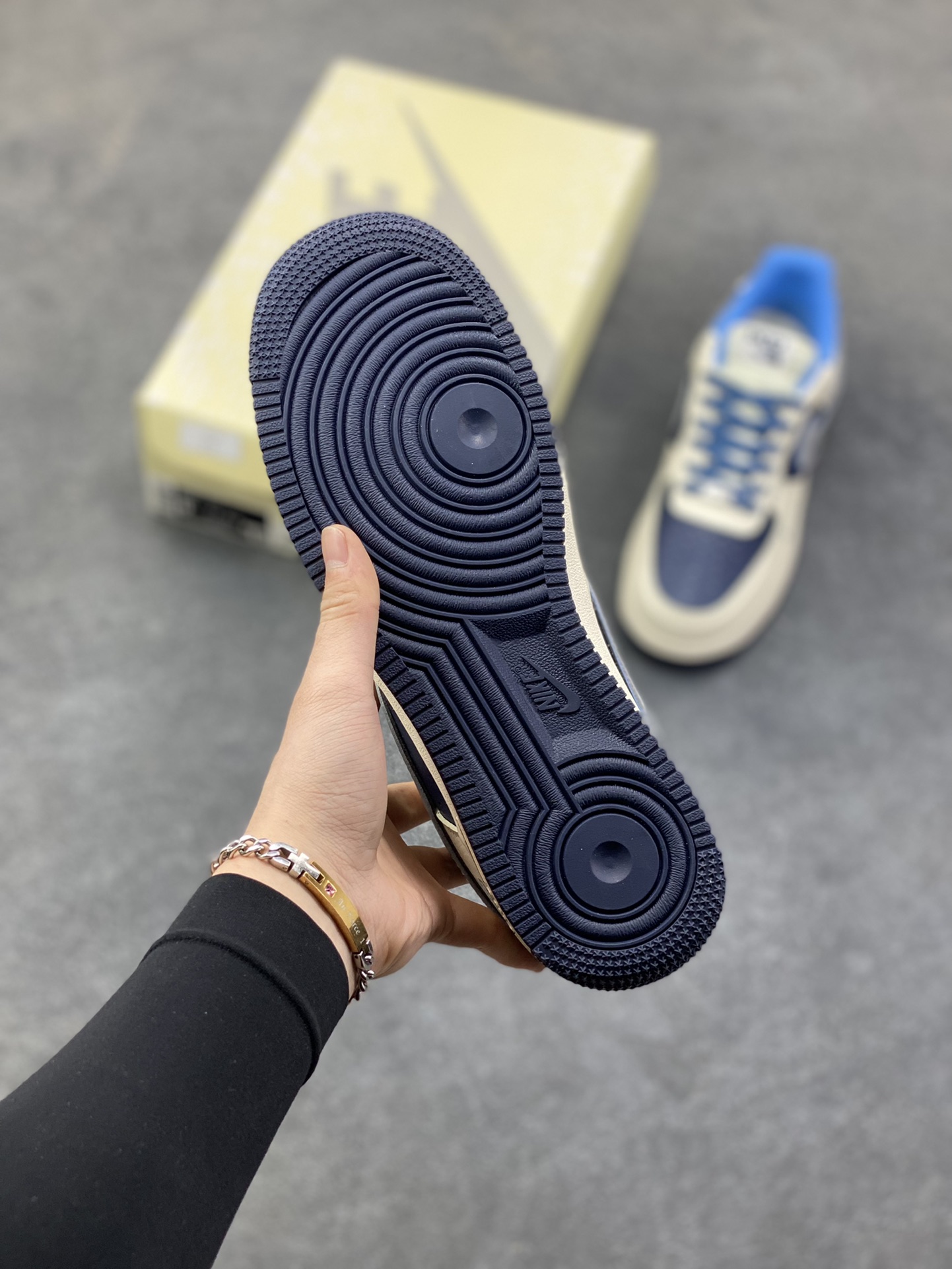 图片[5]-NIke Air Force 1 ‘07 Low “NIKE蓝-米蓝拼接”空军一号 低帮 运动鞋 休闲鞋 折边针车 工艺难度大 原楦头原纸板 原装鞋盒 定制五金配件 内置全掌气垫 原厂鞋底 货号：JP8028-067 尺码：36 36.5 37.5 38 38.5 39 40 40.5 41 42 42.5 43 44 44.5 45-选品中心