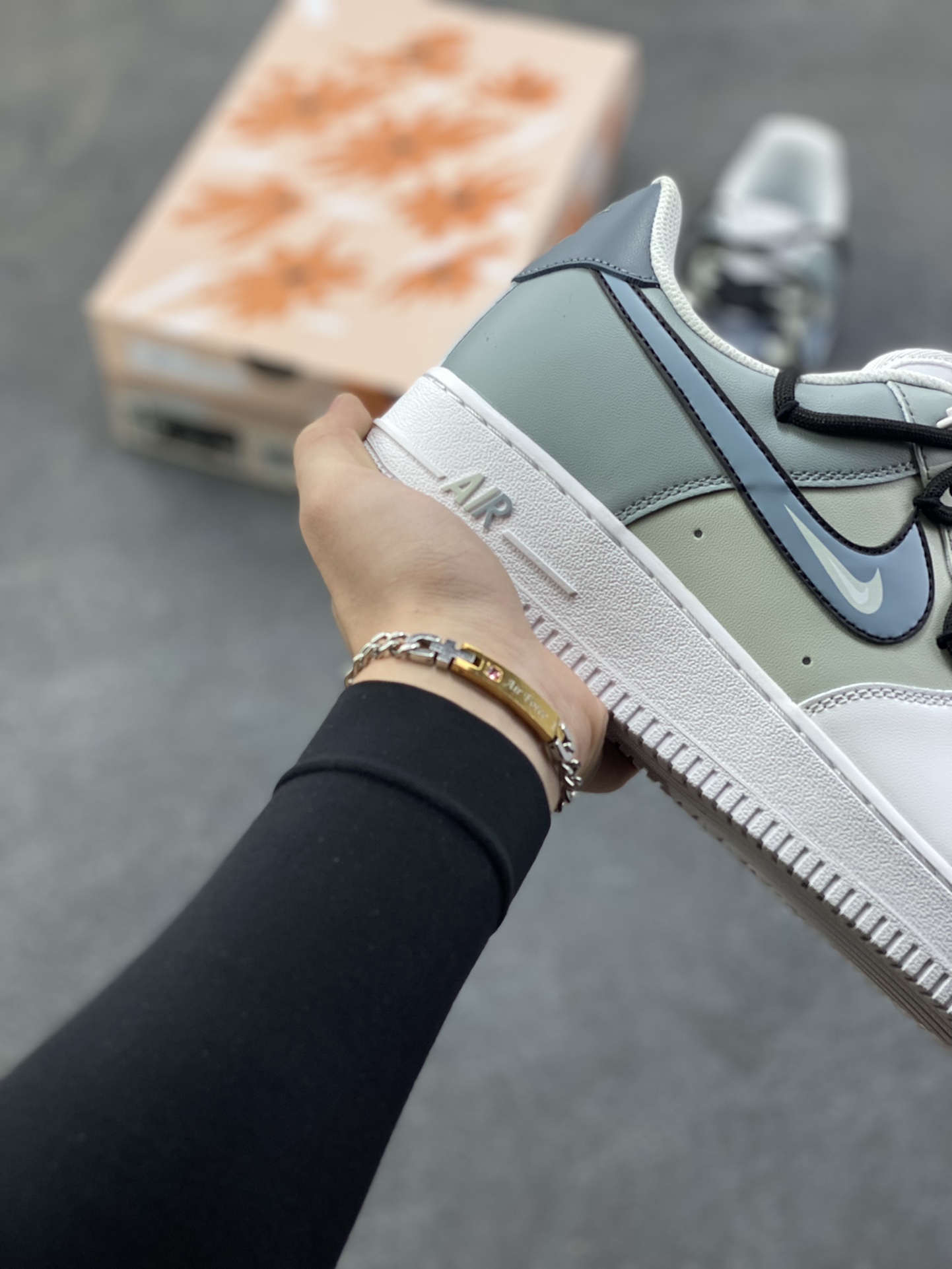 图片[6]-订制空军一号板鞋 该定制版球鞋选用原鞋款为Nike Air Force 1‘07空军一号，以浅烟灰色为主调，鞋面采用不同灰度的皮革材质拼接，低饱和度色调高级又耐看，兼顾了层次感与潮流属性。 货号：CW2288-111 尺码：36 36.5 37.5 38 38.5 39 40 40.5 41 42 42.5 43 44 44.5 45-选品中心