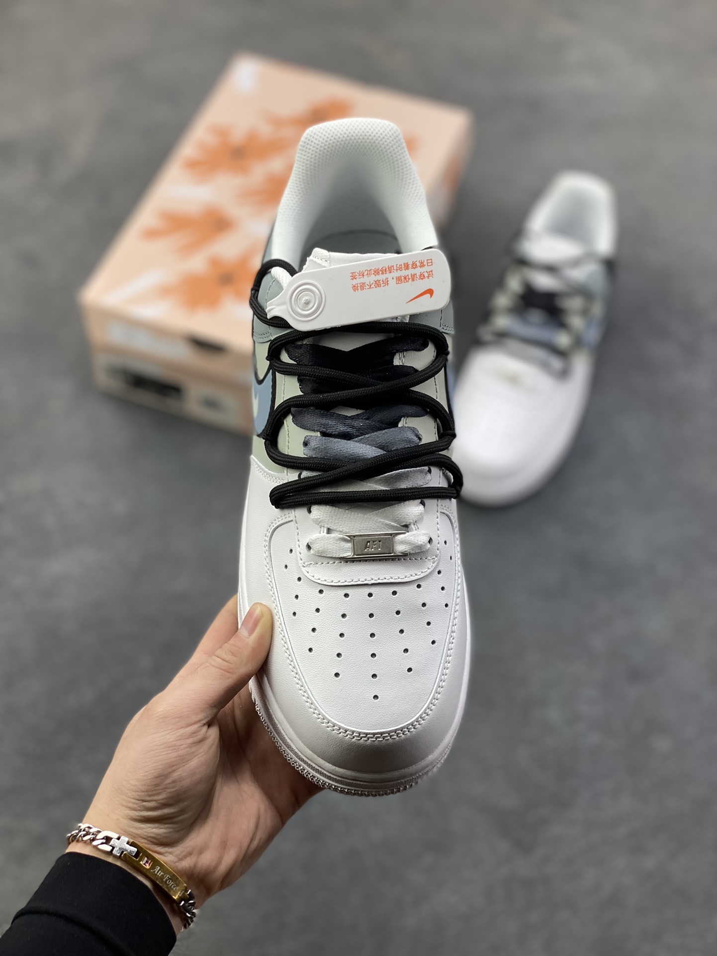 图片[2]-订制空军一号板鞋 该定制版球鞋选用原鞋款为Nike Air Force 1‘07空军一号，以浅烟灰色为主调，鞋面采用不同灰度的皮革材质拼接，低饱和度色调高级又耐看，兼顾了层次感与潮流属性。 货号：CW2288-111 尺码：36 36.5 37.5 38 38.5 39 40 40.5 41 42 42.5 43 44 44.5 45-选品中心