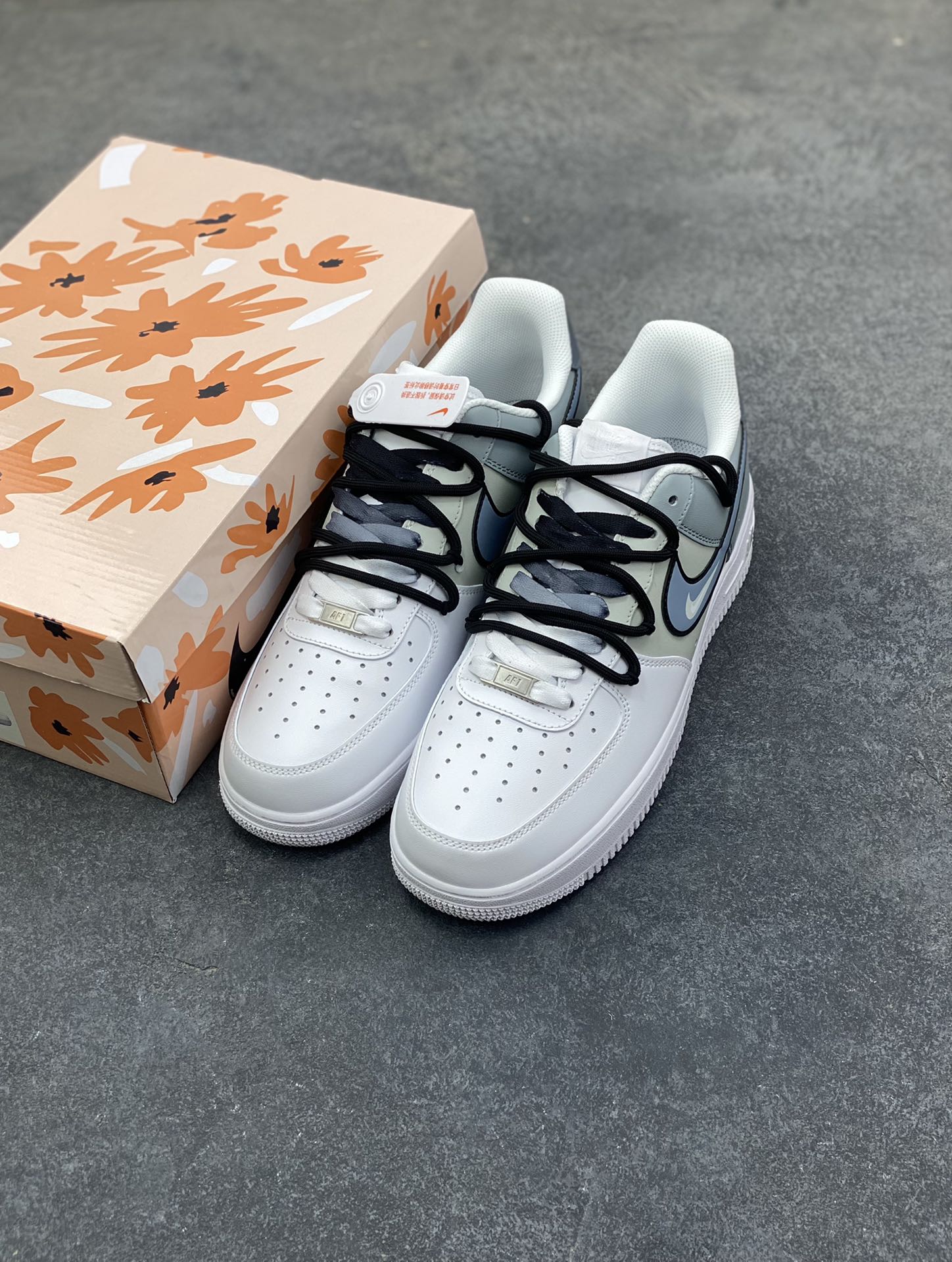 图片[8]-订制空军一号板鞋 该定制版球鞋选用原鞋款为Nike Air Force 1‘07空军一号，以浅烟灰色为主调，鞋面采用不同灰度的皮革材质拼接，低饱和度色调高级又耐看，兼顾了层次感与潮流属性。 货号：CW2288-111 尺码：36 36.5 37.5 38 38.5 39 40 40.5 41 42 42.5 43 44 44.5 45-选品中心
