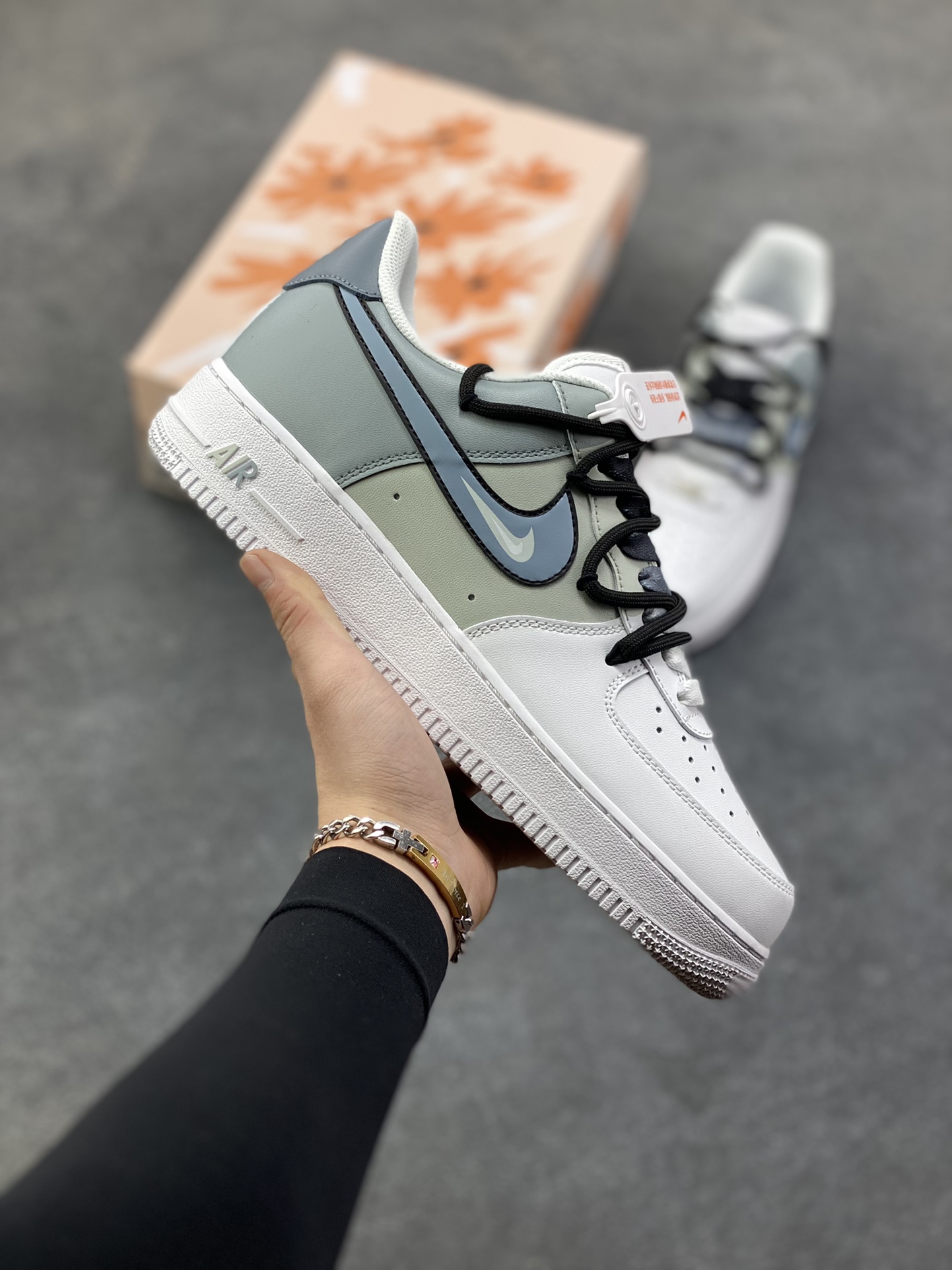 订制空军一号板鞋 该定制版球鞋选用原鞋款为Nike Air Force 1‘07空军一号，以浅烟灰色为主调，鞋面采用不同灰度的皮革材质拼接，低饱和度色调高级又耐看，兼顾了层次感与潮流属性。 货号：CW2288-111 尺码：36 36.5 37.5 38 38.5 39 40 40.5 41 42 42.5 43 44 44.5 45-选品中心