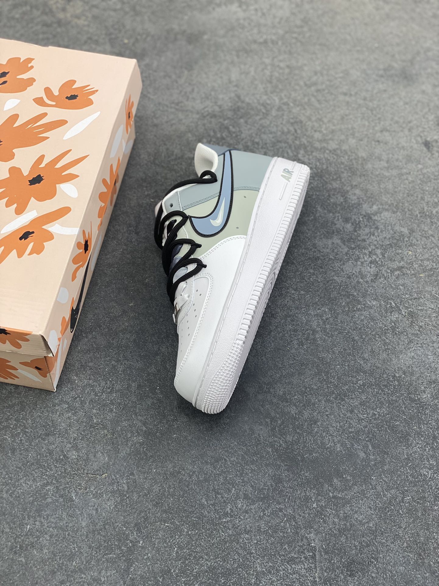 图片[7]-订制空军一号板鞋 该定制版球鞋选用原鞋款为Nike Air Force 1‘07空军一号，以浅烟灰色为主调，鞋面采用不同灰度的皮革材质拼接，低饱和度色调高级又耐看，兼顾了层次感与潮流属性。 货号：CW2288-111 尺码：36 36.5 37.5 38 38.5 39 40 40.5 41 42 42.5 43 44 44.5 45-选品中心