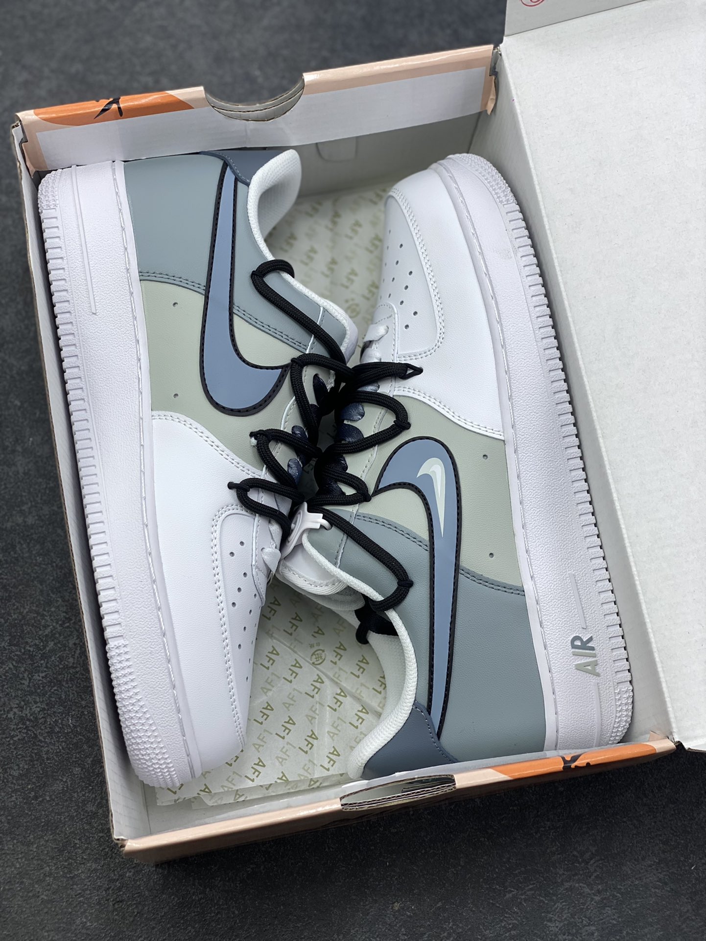 图片[9]-订制空军一号板鞋 该定制版球鞋选用原鞋款为Nike Air Force 1‘07空军一号，以浅烟灰色为主调，鞋面采用不同灰度的皮革材质拼接，低饱和度色调高级又耐看，兼顾了层次感与潮流属性。 货号：CW2288-111 尺码：36 36.5 37.5 38 38.5 39 40 40.5 41 42 42.5 43 44 44.5 45-选品中心