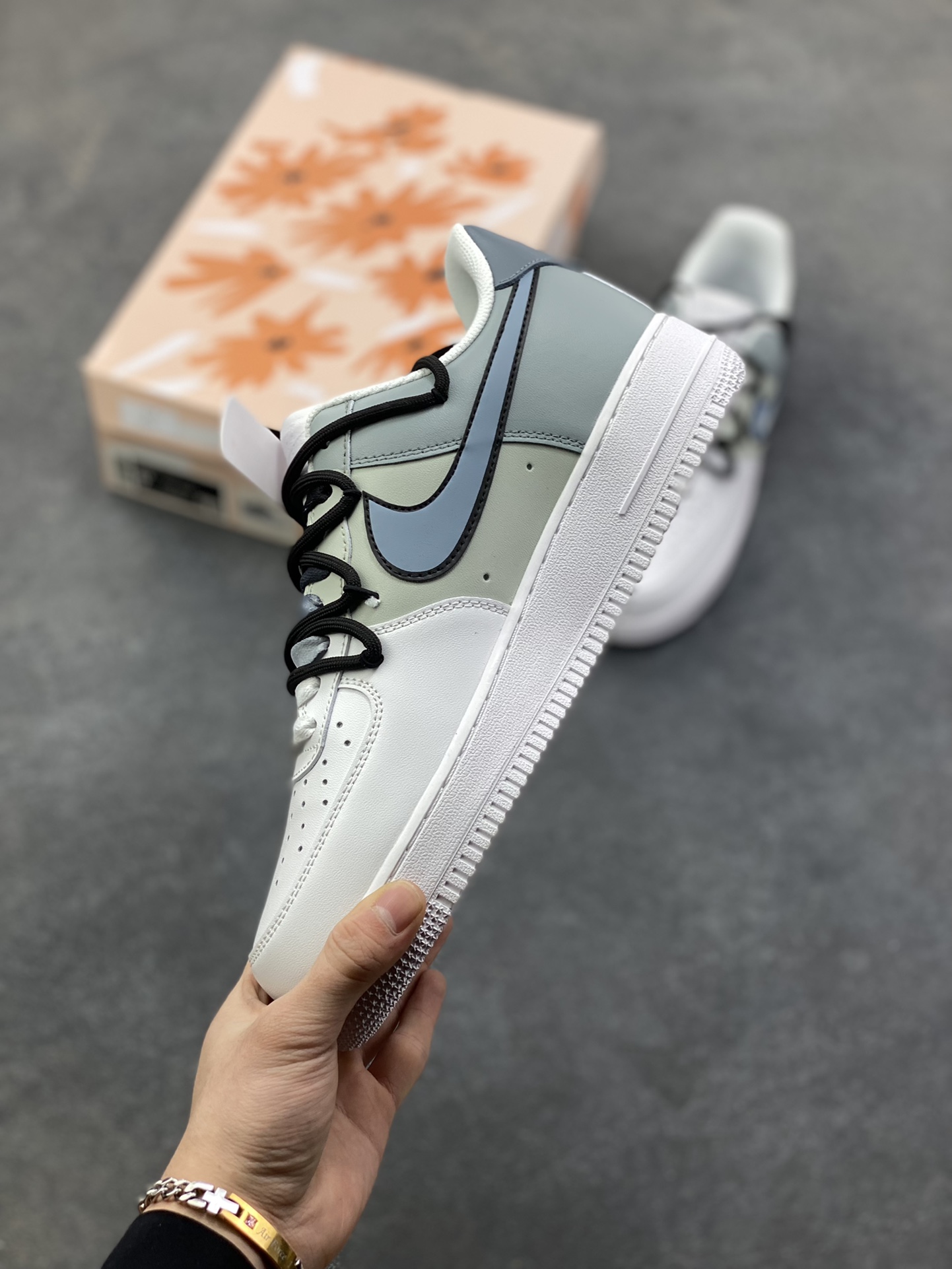 图片[3]-订制空军一号板鞋 该定制版球鞋选用原鞋款为Nike Air Force 1‘07空军一号，以浅烟灰色为主调，鞋面采用不同灰度的皮革材质拼接，低饱和度色调高级又耐看，兼顾了层次感与潮流属性。 货号：CW2288-111 尺码：36 36.5 37.5 38 38.5 39 40 40.5 41 42 42.5 43 44 44.5 45-选品中心