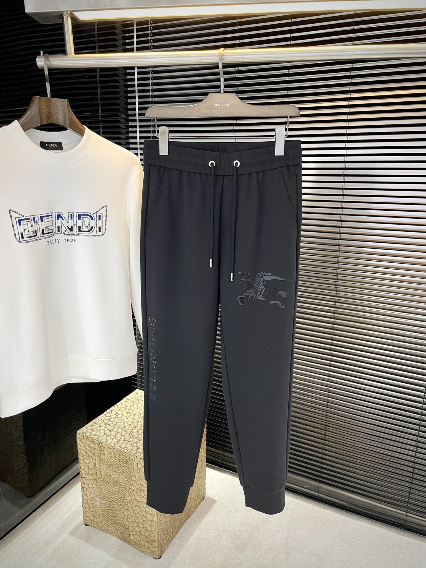 NO:650885,P Burber (Baba) 2025 new autumn style, the latest casual pants at the counter. The original trousers are casual and versatile on the upper body, with a casual and lazy style. The customized original imported new soft silk fabric is comfortable, has a strong sense of quality, and the upper body effect is excellent. The comfort is overwhelming. The brand pattern embroidery is embellished with fine embroidery, restored one to one... High-end atmosphere, the ultimate product in quality. Is there a taste of autumn? The first choice for autumn casual pants. Everyone must enter... Size number  29-38 (37) purchasing agent level,,burberry,burberry,alexander wang19860909P  Burber（巴宝）2025秋季新款,专柜最新休闲裤.原版裤型上身休闲百搭、随性慵懒范,定制原版进口新柔丝面料 面料舒适,品质感极强,上身效果极佳 舒适感爆棚. 品牌图案刺绣点缀 刺绣精细,一比一还原…高端大气,品质中的臻品 秋天的的味道有没有,秋季休闲裤首选 .人手必入……码数 29-38（37）代购级别,,burberry,burberry,alexander wang,Men's clothing