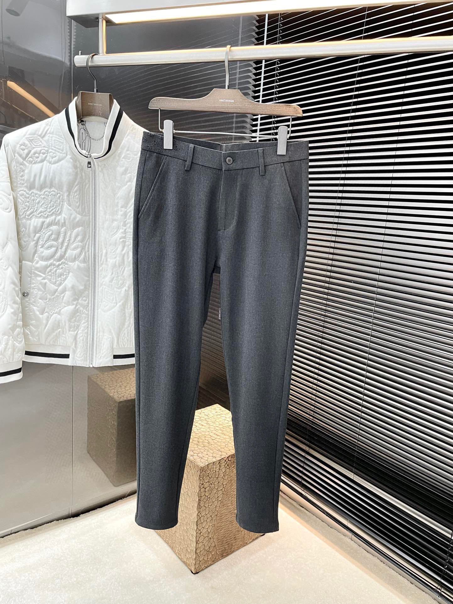 NO:650817,P Dio - (Dijia) 2025 autumn and winter new products, the same style as the official website. You don't want to take them off when you put them on. Fashionable and versatile casual trousers. High-quality polyester fiber fabric imported from South Korea. It is more textured, comfortable, soft and drape. Such good fabrics are very rare on the market. Every detail is taken into consideration. The workmanship is really exquisite. The wiring is fine and well-proportioned. There are no excess threads. High-quality fashion.  The best product that can be used in various occasions, whether it is sports or leisure time!  Size 30-38 (37),,dior,dior,alexander wang19860909P  Dio-（迪家）2025秋冬季新品 官网同款 穿上就不想脱下来 时尚潮流百搭休闲西裤 高品质韩国进口聚脂纤维面料 更加有质感 舒适柔软垂坠更是略胜一筹 这么好的面料市面上也是极为少有 在细节上考虑的面面俱到 做工真的极其精湛 走线细密匀称 毫无多余线头 高品质时装 无论是运动还是休闲时候都能胜任各种场合的最佳强货！尺码 30-38（37）,,dior,dior,alexander wang,Men's clothing