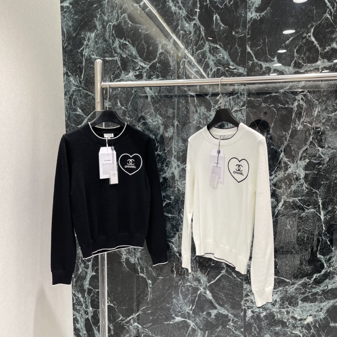 NO:638443,Xiaoxiang's 25 autumn and winter new heart-shaped logo knitted sweater. The black heart shape + double C Logo on the front is very recognizable! Black buttons + edge lines are simple and fashionable. Short design, high-waisted pants or skirts will make your legs look longer, just right for spring and autumn ~ you can easily control it in daily casual or light luxury style. Two colors SML, Chanel-clothing, chanel, skirts, sweaters, alexander wang19860909小香 25秋冬新款 心形标志针织毛衣 正面黑色心形+双C Logo超有辨识度!黑色纽扣+边缘线条 简约又时髦 短款设计,搭高腰裤or裙子都很显腿长,春秋穿刚刚好~日常休闲or轻奢风都能轻松驾驭封.两个色SML,香奈儿-服装,chanel,skirts,sweaters,alexander wang,Women's clothing