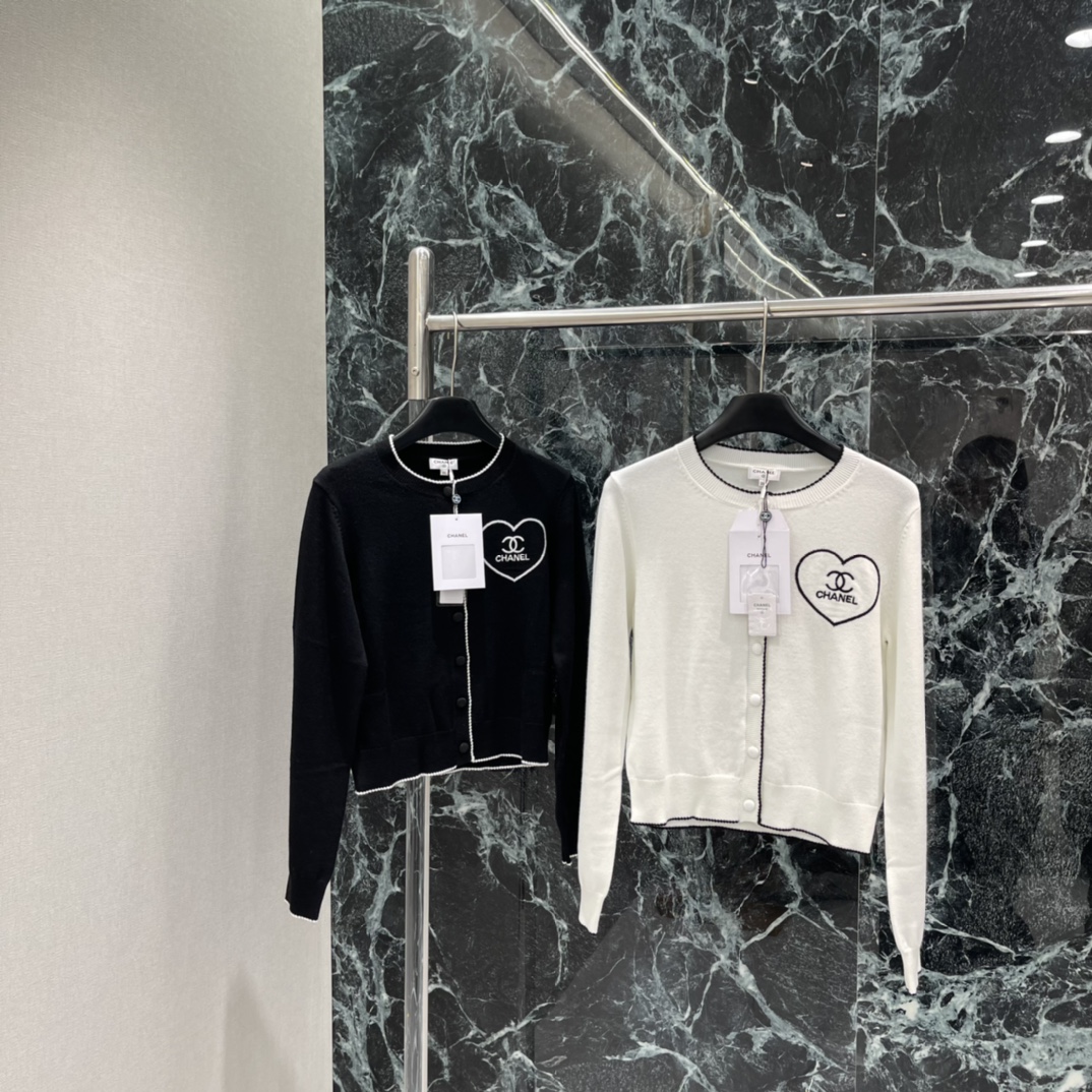 NO:638445,Xiaoxiang's 25 autumn and winter new heart-shaped logo knitted cardigan. The black heart shape + double C Logo on the front is very recognizable! Black buttons + edge lines are simple and fashionable. Short design, high-waisted pants or skirts will make your legs look longer, just right for spring and autumn ~ you can easily control it for daily casual or light luxury style. Two colors SML, Chanel-clothing, chanel, skirts, alexander wang19860909小香 25秋冬新款 心形标志针织开衫 正面黑色心形+双C Logo超有辨识度!黑色纽扣+边缘线条 简约又时髦 短款设计,搭高腰裤or裙子都很显腿长,春秋穿刚刚好~日常休闲or轻奢风都能轻松驾驭封.两个色SML,香奈儿-服装,chanel,skirts,alexander wang,Women's clothing