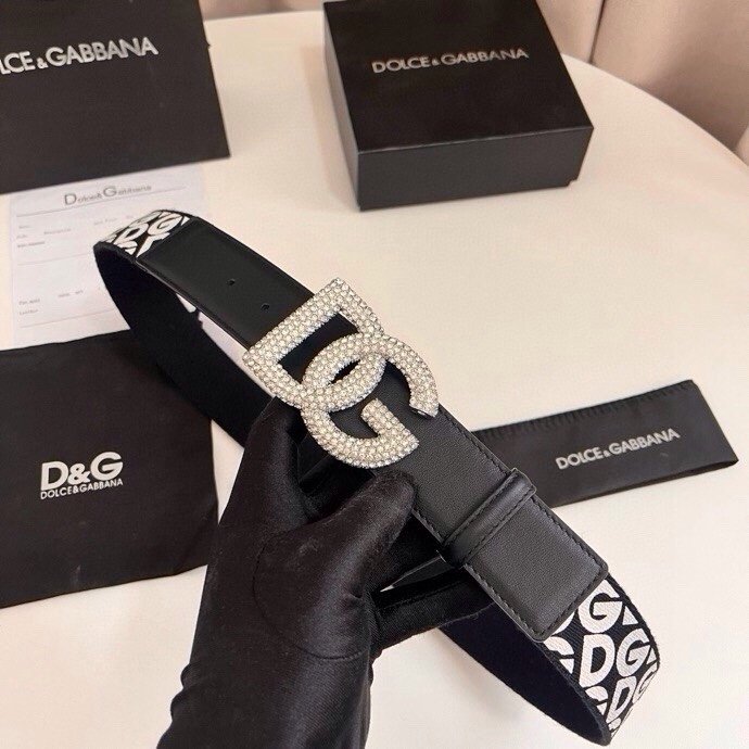 杜嘉班纳 全新小牛皮腰带，优雅简约配饰，缀以满天星电镀金属 DG 交叉造型徽标搭扣，4.0cm