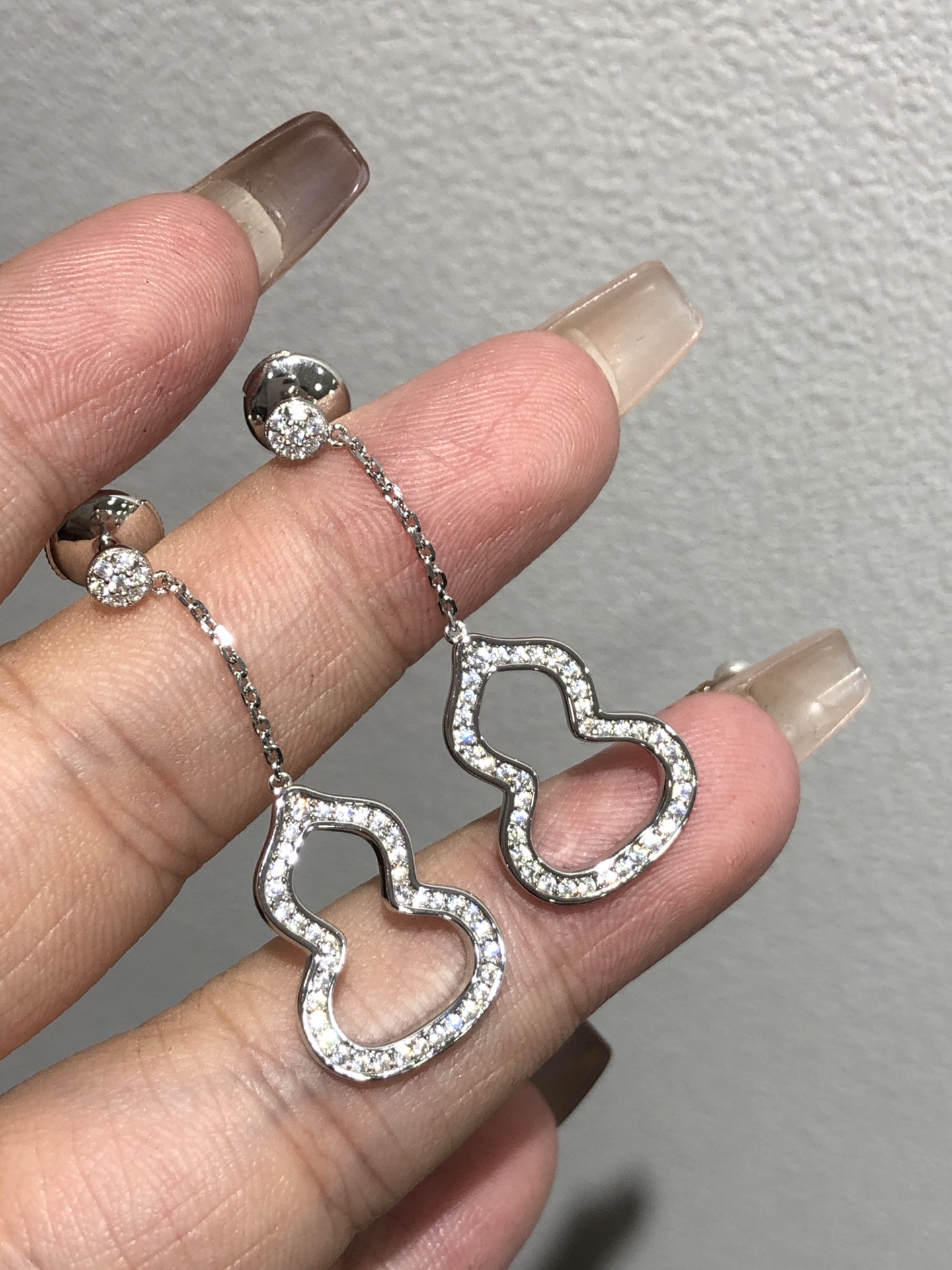 NO:669571,Qe*lin Wulu full-diamond hollow gourd earrings. The details are super perfect, and the texture is unparalleled. The gourd shape has an upper and lower structure, which fits the earlobes better. The bottom is mirror polished, and the prints are complete and clear. The handmade buttons can be removed at will. Handmade inlay. Available in stock in seconds 88260, earrings, Cartier high-end jewelry19860909Qe*lin Wulu 满钻镂空葫芦耳环 细节超完美,质感没话说 葫芦造型上下结构,更加贴合耳垂 底部镜面抛光,字印齐全清晰 纯手工制作的扣子可以任意拆卸 纯手工镶嵌 现货秒发88260,,earrings,卡迪亚高端饰品,Jewelry