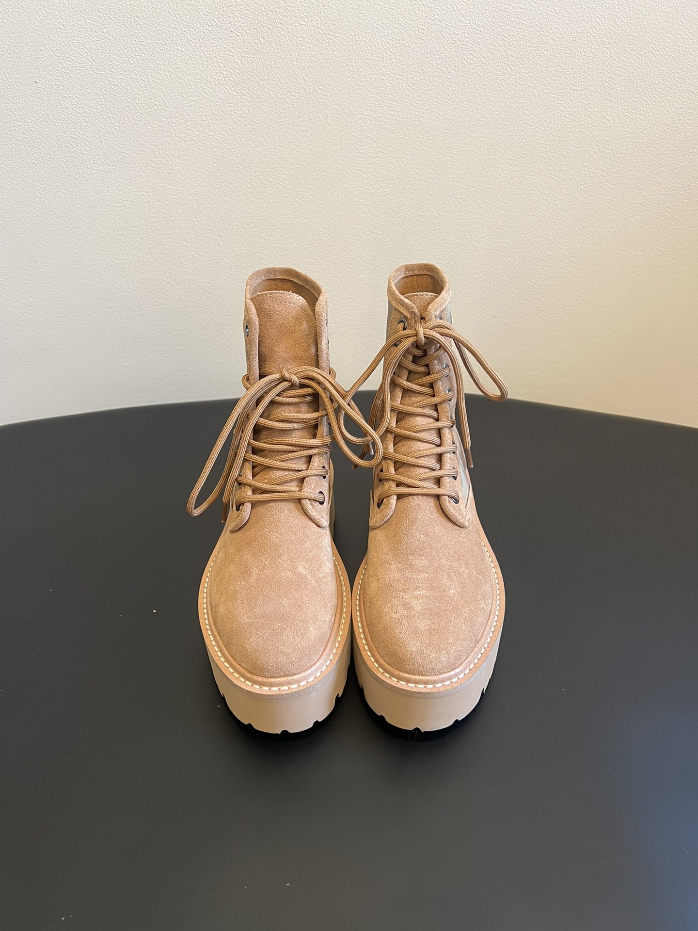 NO:652166,Top Celin*25ss Arc de Triomphe retro thick-soled lace-up Martin boots. The shoe body is embossed/decorated with CELINE's iconic letters. It is low-key yet highly recognizable, and is the embodiment of the brand's minimalist high-end style. It covers suede, matte leather, glossy leather and other materials, and the color scheme is mainly low-saturated earth tones and classic black, suitable for all kinds of simple outfits.  The soles are thick and have retro textures, which not only elongates the proportions of the legs, but also ensures walking comfort, and at the same time makes the tough Martin boots a little more relaxed. It can be paired with neutral suits and wide-leg pants, or combined with gentle dresses and sweaters, balancing coolness and elegance. The upper is cowhide/sheep leather, the lining is sheepskin/cloth, and the outsole is combined with leather welt and foam sole to increase the height by 4.5cm.  size 35-41 (customized sizes 40 and 41 are not returnable), boots, celine, boots, skirts, business suit, cowhide, sheepskin, sheep, chamois leather19860909顶级 Celin*25ss凯旋门复古厚底绑带马丁靴短靴 鞋身带有CELINE标志性的字母压纹/装饰,低调中透出高奢辨识度,是品牌极简高级风格的体现.涵盖麂皮、哑光皮革、亮面皮革等材质,配色以低饱和大地色和经典黑为主,适配各种简约穿搭. 鞋底厚实且带有复古纹路,既拉长腿部比例,又保证了行走的舒适度,同时让硬朗的马丁靴多了几分松弛感.既能搭配中性风的西装、阔腿裤,也能和温柔系的连衣裙、针织衫组合,平衡了酷感与优雅. 鞋面牛皮/羊京 内里羊皮/布 大底真皮沿条组合发泡底 增高4.5cm size35-41码（40、41码定制不退换）,靴子,celine,boots,skirts,business suit,cowhide,sheepskin,sheep,chamois leather,Women's Shoes