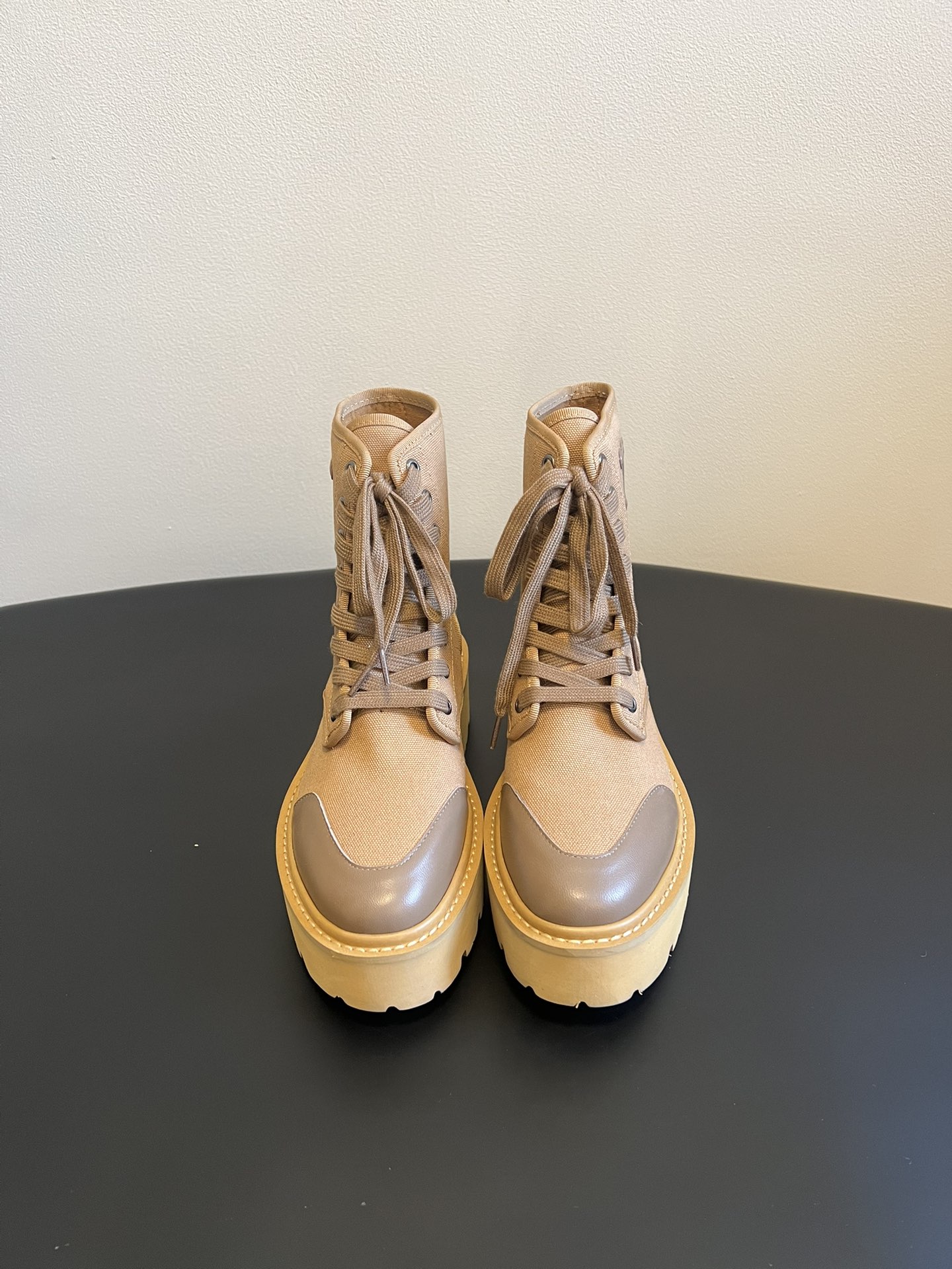 NO:652111,Top quality Celin*25ss Arc de Triomphe retro thick-soled lace-up Martin boots. The shoe body is embossed/decorated with CELINE's iconic letters. It is low-key yet highly recognizable, and is the embodiment of the brand's minimalist high-end style. It covers suede, matte leather, glossy leather and other materials, and the color scheme is mainly low-saturated earth tones and classic black, suitable for all kinds of simple outfits.  The soles are thick and have retro textures, which not only elongates the proportions of the legs, but also ensures walking comfort, and at the same time makes the tough Martin boots a little more relaxed. It can be paired with neutral suits and wide-leg pants, or combined with gentle dresses and sweaters, balancing coolness and elegance. The upper is cowhide/sheep leather, the lining is sheepskin/cloth, and the outsole is combined with leather welt and foam sole to increase the height by 4.5cm.  size 35-41 (customized sizes 40 and 41 are not returnable), boots, celine, boots, skirts, business suit, cowhide, sheepskin, sheep, chamois leather19860909顶级品质 Celin*25ss凯旋门复古厚底绑带马丁靴短靴 鞋身带有CELINE标志性的字母压纹/装饰,低调中透出高奢辨识度,是品牌极简高级风格的体现.涵盖麂皮、哑光皮革、亮面皮革等材质,配色以低饱和大地色和经典黑为主,适配各种简约穿搭. 鞋底厚实且带有复古纹路,既拉长腿部比例,又保证了行走的舒适度,同时让硬朗的马丁靴多了几分松弛感.既能搭配中性风的西装、阔腿裤,也能和温柔系的连衣裙、针织衫组合,平衡了酷感与优雅. 鞋面牛皮/羊京 内里羊皮/布 大底真皮沿条组合发泡底 增高4.5cm size35-41码（40、41码定制不退换）,靴子,celine,boots,skirts,business suit,cowhide,sheepskin,sheep,chamois leather,Women's Shoes
