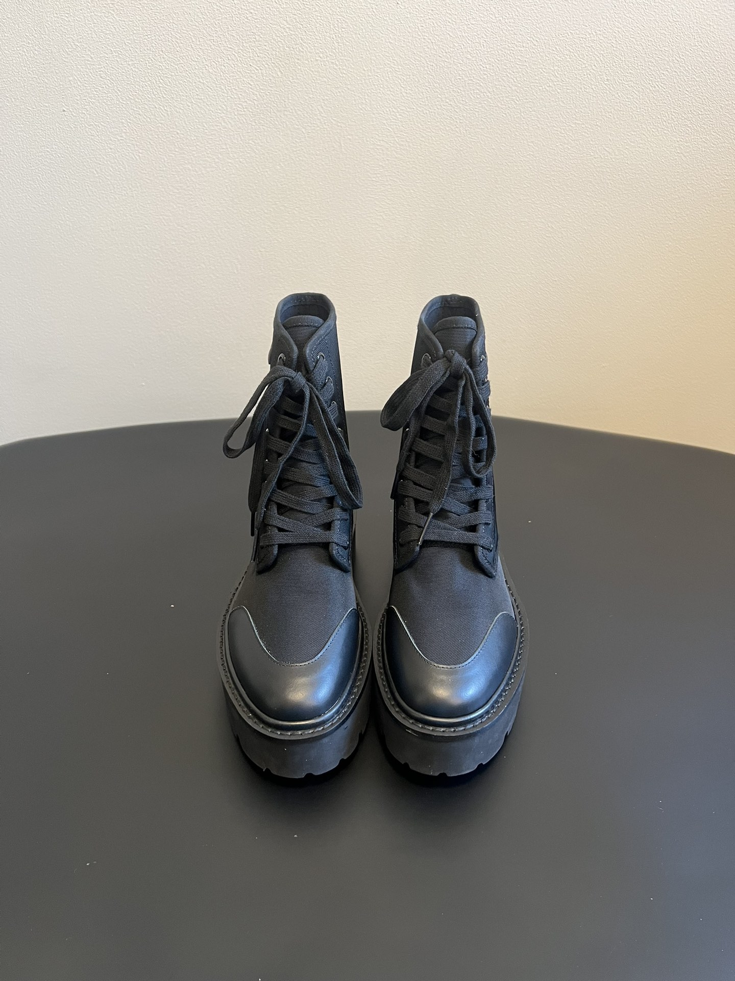 NO:680983,The top version of Celine 25ss Arc de Triomphe retro thick-soled lace-up Martin boots. The shoe body is embossed/decorated with CELINE's iconic letters. It is low-key yet highly recognizable, and is the embodiment of the brand's minimalist high-end style. It covers suede, matte leather, glossy leather and other materials, and the color scheme is mainly low-saturated earth tones and classic black, suitable for all kinds of simple outfits.  The soles are thick and have retro textures, which not only elongates the proportions of the legs, but also ensures walking comfort, and at the same time makes the tough Martin boots a little more relaxed. It can be paired with neutral suits and wide-leg pants, or combined with gentle dresses and sweaters, balancing coolness and elegance. The upper is cowhide/sheep leather, the lining is sheepskin/cloth, and the outsole is combined with leather welt and foam sole to increase the height by 4.5cm.  size 35-41 (customized sizes 40 and 41 are not returnable), boots, celine, boots, skirts, business suit, cowhide, sheepskin, sheep, chamois leather19860909顶级版本 Celine 25ss凯旋门复古厚底绑带马丁靴短靴 鞋身带有CELINE标志性的字母压纹/装饰,低调中透出高奢辨识度,是品牌极简高级风格的体现.涵盖麂皮、哑光皮革、亮面皮革等材质,配色以低饱和大地色和经典黑为主,适配各种简约穿搭. 鞋底厚实且带有复古纹路,既拉长腿部比例,又保证了行走的舒适度,同时让硬朗的马丁靴多了几分松弛感.既能搭配中性风的西装、阔腿裤,也能和温柔系的连衣裙、针织衫组合,平衡了酷感与优雅. 鞋面牛皮/羊京 内里羊皮/布 大底真皮沿条组合发泡底 增高4.5cm size35-41码（40、41码定制不退换）,靴子,celine,boots,skirts,business suit,cowhide,sheepskin,sheep,chamois leather,Women's Shoes