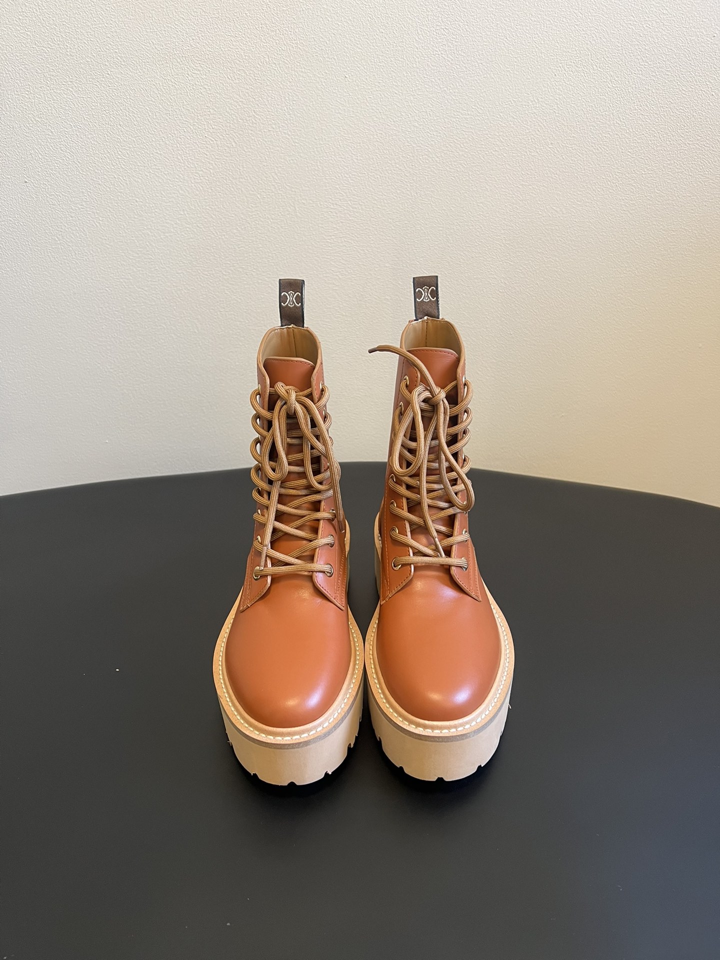 NO:652160,Top quality Celin*25ss Arc de Triomphe retro thick-soled lace-up Martin boots. The shoe body is embossed/decorated with CELINE's iconic letters. It is low-key yet highly recognizable, and is the embodiment of the brand's minimalist high-end style. It covers suede, matte leather, glossy leather and other materials, and the color scheme is mainly low-saturated earth tones and classic black, suitable for all kinds of simple outfits.  The soles are thick and have retro textures, which not only elongates the proportions of the legs, but also ensures walking comfort, and at the same time makes the tough Martin boots a little more relaxed. It can be paired with neutral suits and wide-leg pants, or combined with gentle dresses and sweaters, balancing coolness and elegance. The upper is cowhide/sheep leather, the lining is sheepskin/cloth, and the outsole is combined with leather welt and foam sole to increase the height by 4.5cm.  size 35-41 (customized sizes 40 and 41 are not returnable), boots, celine, boots, skirts, business suit, cowhide, sheepskin, sheep, chamois leather19860909顶级品质 Celin*25ss凯旋门复古厚底绑带马丁靴短靴 鞋身带有CELINE标志性的字母压纹/装饰,低调中透出高奢辨识度,是品牌极简高级风格的体现.涵盖麂皮、哑光皮革、亮面皮革等材质,配色以低饱和大地色和经典黑为主,适配各种简约穿搭. 鞋底厚实且带有复古纹路,既拉长腿部比例,又保证了行走的舒适度,同时让硬朗的马丁靴多了几分松弛感.既能搭配中性风的西装、阔腿裤,也能和温柔系的连衣裙、针织衫组合,平衡了酷感与优雅. 鞋面牛皮/羊京 内里羊皮/布 大底真皮沿条组合发泡底 增高4.5cm size35-41码（40、41码定制不退换）,靴子,celine,boots,skirts,business suit,cowhide,sheepskin,sheep,chamois leather,Women's Shoes