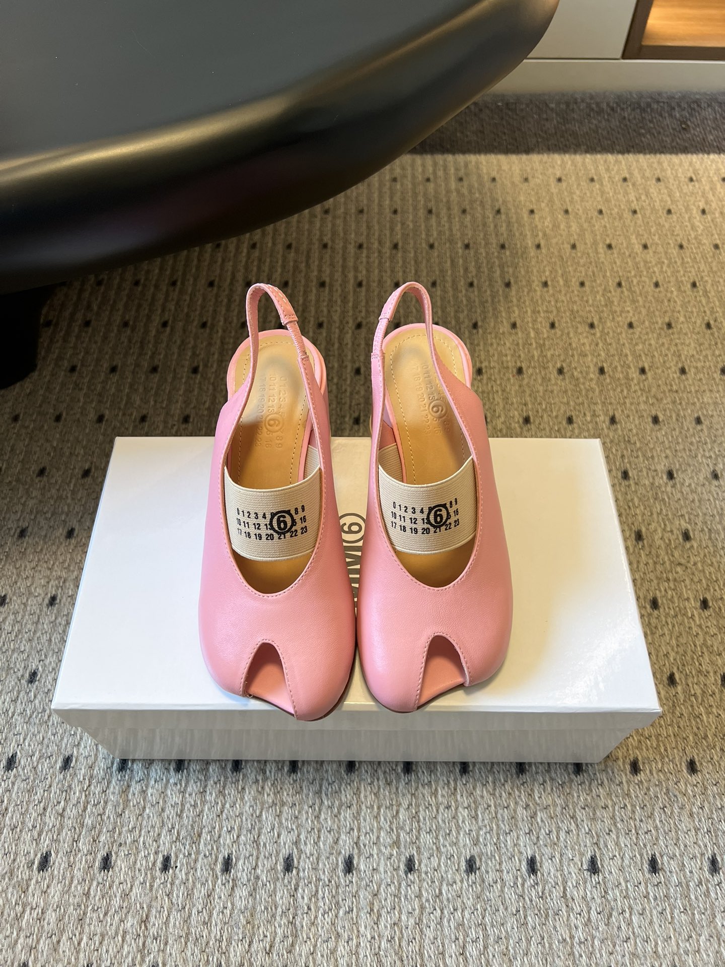 NO:652148,Top-quality Maison Margiela* new spring and summer ballet Mary Jane thick high-heeled split-toe sandals. Inspired by traditional Japanese foot bags, the big toe is separated from the other toes. It is highly visually recognizable and is the brand's pioneer deconstructed style. The split-toe structure allows the toes to stretch more and reduce the sense of restraint. It is paired with soft leather material and is not easy to get tired when worn for a long time. It also enhances the contact between the foot and the ground, making walking more stable.  It can be worn with casual wear or formal/elegant looks, and is suitable for a variety of dressing scenes. Made of high-quality leather, the shoe body is simple, Mary Jane style + back strap, with brand logo on the shoelaces, which has both texture and design. Sheepskin upper, sheepskin lining, genuine leather outsole, increased size 7cm, Size 35-41 (40, 41 customized, non-returnable), split-toe shoes, sandals, mary jane, sheepskin, Leather soles19860909顶级品质 Maison Margiela* 春夏新品芭蕾舞玛丽珍粗高跟分趾凉鞋  灵感源于日本传统足袋,把大脚趾与其他脚趾分开,视觉辨识度极高,是品牌先锋解构风格.分趾结构让脚趾更舒展,减少束缚感,搭配柔软皮革材质,长时间穿也不易累；同时能增强脚部与地面的接触,行走更稳. 既可以配休闲装,也能搭正式/优雅造型,适配多种穿搭场景.用优质皮革,鞋身简约,玛丽珍款式+后绊带,鞋带上带有品牌标识,兼具质感与设计感. 鞋面羊皮 内里羊皮 大底真皮大底 增高7cm Size35-41码（40、41定制不退换）,分趾鞋,sandals,mary jane,sheepskin,Leather soles,Women's Shoes