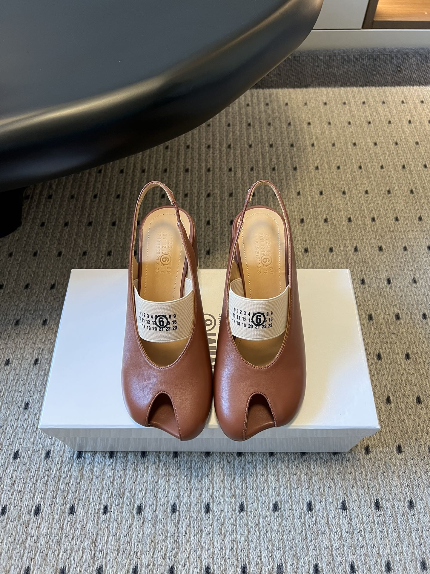 NO:652142,Top Maison Margiela* spring and summer new ballet Mary Jane thick high-heeled split-toe sandals. Inspired by traditional Japanese foot bags, the big toe is separated from the other toes. It is highly visually recognizable and is the brand's pioneering deconstructed style. The split-toe structure allows the toes to stretch more and reduce the sense of restraint. It is matched with soft leather material and is not easy to tire when worn for a long time. At the same time, it can enhance the contact between the foot and the ground, making walking more stable.  It can be worn with casual wear or formal/elegant looks, and is suitable for a variety of dressing scenes. Made of high-quality leather, the shoe body is simple, Mary Jane style + back strap, with brand logo on the shoelaces, which has both texture and design. Sheepskin upper, sheepskin lining, genuine leather outsole, increased size 7cm, Size 35-41 (40, 41 customized, non-returnable), split-toe shoes, sandals, mary jane, sheepskin, Leather soles19860909顶级 Maison Margiela* 春夏新品芭蕾舞玛丽珍粗高跟分趾凉鞋  灵感源于日本传统足袋,把大脚趾与其他脚趾分开,视觉辨识度极高,是品牌先锋解构风格.分趾结构让脚趾更舒展,减少束缚感,搭配柔软皮革材质,长时间穿也不易累；同时能增强脚部与地面的接触,行走更稳. 既可以配休闲装,也能搭正式/优雅造型,适配多种穿搭场景.用优质皮革,鞋身简约,玛丽珍款式+后绊带,鞋带上带有品牌标识,兼具质感与设计感. 鞋面羊皮 内里羊皮 大底真皮大底 增高7cm Size35-41码（40、41定制不退换）,分趾鞋,sandals,mary jane,sheepskin,Leather soles,Women's Shoes