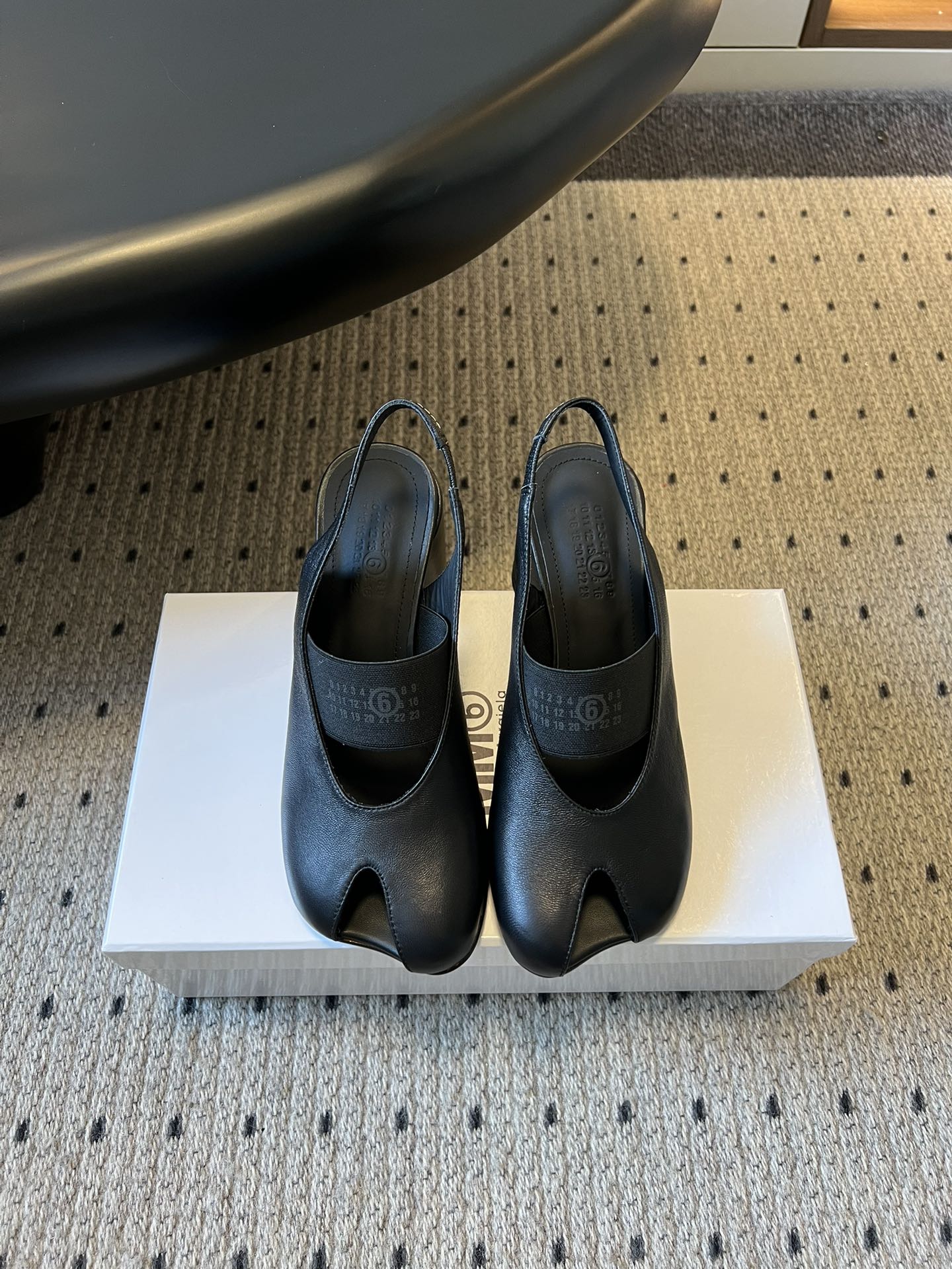 NO:653409,Maison Margiela* spring and summer new ballet Mary Jane thick high-heeled split-toe sandals are inspired by the traditional Japanese foot bag, which separates the big toe from the other toes. It is highly visually recognizable and is the brand's pioneering deconstruction style. The split-toe structure allows the toes to stretch more and reduce the sense of restraint. It is paired with soft leather material and is not easy to get tired when worn for a long time; it can also enhance the contact between the foot and the ground, making walking more stable.  It can be worn with casual wear or formal/elegant looks, and is suitable for a variety of dressing scenes. Made of high-quality leather, the shoe body is simple, Mary Jane style + back strap, with brand logo on the shoelaces, which has both texture and design. Sheepskin upper, sheepskin lining, genuine leather outsole, increased by 7cm, Size 35-41 (40, 41 customized, non-refundable), sandals, sandals, mary jane, sheepskin, Leather soles19860909Maison Margiela* 春夏新品芭蕾舞玛丽珍粗高跟分趾凉鞋  灵感源于日本传统足袋,把大脚趾与其他脚趾分开,视觉辨识度极高,是品牌先锋解构风格.分趾结构让脚趾更舒展,减少束缚感,搭配柔软皮革材质,长时间穿也不易累；同时能增强脚部与地面的接触,行走更稳. 既可以配休闲装,也能搭正式/优雅造型,适配多种穿搭场景.用优质皮革,鞋身简约,玛丽珍款式+后绊带,鞋带上带有品牌标识,兼具质感与设计感. 鞋面羊皮 内里羊皮 大底真皮大底 增高7cm Size35-41码（40、41定制不退换）,凉鞋,sandals,mary jane,sheepskin,Leather soles,Women's Shoes