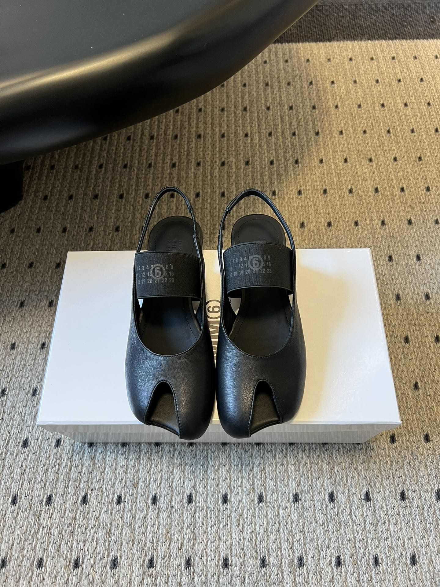 NO:670223,Maison Margiela's new spring and summer ballet Mary Jane flat split-toe sandals are inspired by the traditional Japanese foot bag, which separates the big toe from the other toes. It is highly visually recognizable and is the brand's pioneering deconstruction style. The split-toe structure allows the toes to stretch more and reduce the sense of restraint. It is paired with soft leather material and is not easy to get tired when worn for a long time; it can also enhance the contact between the foot and the ground, making walking more stable.  It can be worn with casual wear or formal/elegant looks, and is suitable for various dressing scenes. Made of high-quality leather, the shoe body is simple, Mary Jane style + back strap, with brand logo on the shoelaces, which has both texture and design. Sheepskin upper, sheepskin lining, genuine leather outsole, increased by 1cm, Size 35-41 (40, 41 customized, non-returnable), split-toe shoes, sandals, mary jane, sheepskin, Leather soles19860909Maison Margiela 春夏新品芭蕾舞玛丽珍平底分趾凉鞋  灵感源于日本传统足袋,把大脚趾与其他脚趾分开,视觉辨识度极高,是品牌先锋解构风格.分趾结构让脚趾更舒展,减少束缚感,搭配柔软皮革材质,长时间穿也不易累；同时能增强脚部与地面的接触,行走更稳. 既可以配休闲装,也能搭正式/优雅造型,适配多种穿搭场景.用优质皮革,鞋身简约,玛丽珍款式+后绊带,鞋带上带有品牌标识,兼具质感与设计感. 鞋面羊皮 内里羊皮 大底真皮大底 增高1cm Size35-41码（40、41定制不退换）,分趾鞋,sandals,mary jane,sheepskin,Leather soles,Women's Shoes