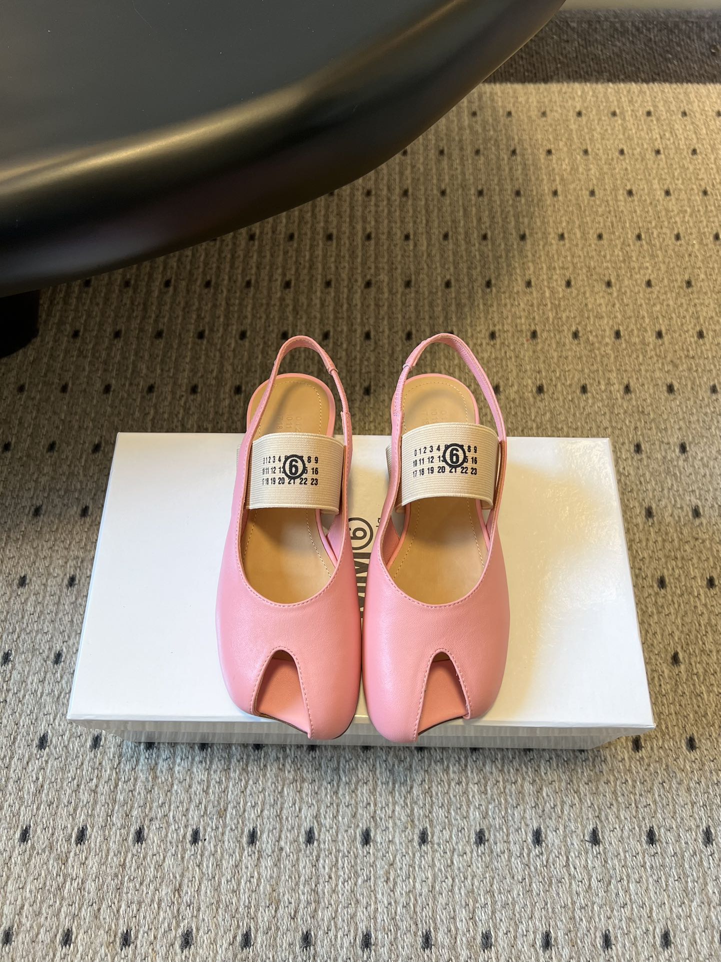 NO:652154,Top quality Maison Margiela* spring and summer new ballet Mary Jane flat split-toe sandals. Inspired by traditional Japanese foot bags, the big toe is separated from the other toes. It is highly visually identifiable and is the brand's pioneering deconstructed style. The split-toe structure allows the toes to stretch more and reduce the sense of restraint. It is paired with soft leather material and is not easy to get tired when worn for a long time. At the same time, it can enhance the contact between the foot and the ground, making walking more stable.  It can be worn with casual wear or formal/elegant looks, and is suitable for various dressing scenes. Made of high-quality leather, the shoe body is simple, Mary Jane style + back strap, with brand logo on the shoelaces, which has both texture and design. Sheepskin upper, sheepskin lining, genuine leather outsole, increased by 1cm, Size 35-41 (40, 41 customized, non-returnable), split-toe shoes, sandals, mary jane, sheepskin, Leather soles19860909顶级品质 Maison Margiela* 春夏新品芭蕾舞玛丽珍平底分趾凉鞋  灵感源于日本传统足袋,把大脚趾与其他脚趾分开,视觉辨识度极高,是品牌先锋解构风格.分趾结构让脚趾更舒展,减少束缚感,搭配柔软皮革材质,长时间穿也不易累；同时能增强脚部与地面的接触,行走更稳. 既可以配休闲装,也能搭正式/优雅造型,适配多种穿搭场景.用优质皮革,鞋身简约,玛丽珍款式+后绊带,鞋带上带有品牌标识,兼具质感与设计感. 鞋面羊皮 内里羊皮 大底真皮大底 增高1cm Size35-41码（40、41定制不退换）,分趾鞋,sandals,mary jane,sheepskin,Leather soles,Women's Shoes