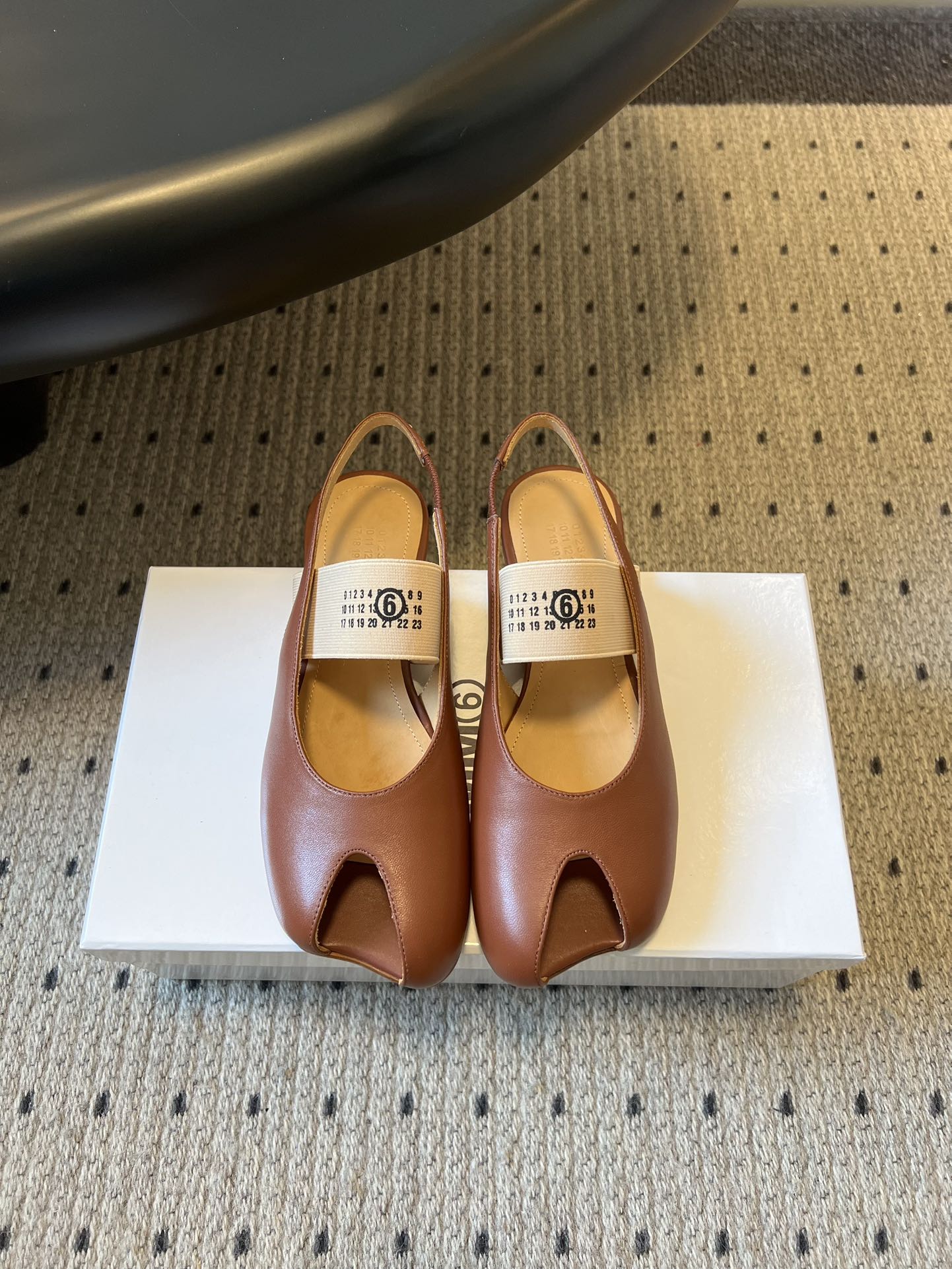 NO:653416,Maison Margiela* new spring and summer ballet Mary Jane flat split-toe sandals are inspired by traditional Japanese foot bags, which separate the big toe from the other toes. They are highly visually recognizable and are the brand's pioneering deconstructed style. The split-toe structure allows the toes to stretch more and reduce the sense of restraint. It is paired with soft leather material and is not easy to get tired when worn for a long time; it can also enhance the contact between the foot and the ground, making walking more stable.  It can be worn with casual wear or formal/elegant looks, and is suitable for various dressing scenes. Made of high-quality leather, the shoe body is simple, Mary Jane style + back strap, with brand logo on the shoelaces, which has both texture and design. Sheepskin upper, sheepskin lining, genuine leather outsole, increased by 1cm, Size 35-41 (40, 41 customized, non-refundable), sandals, sandals, mary jane, sheepskin, Leather soles19860909Maison Margiela* 春夏新品芭蕾舞玛丽珍平底分趾凉鞋  灵感源于日本传统足袋,把大脚趾与其他脚趾分开,视觉辨识度极高,是品牌先锋解构风格.分趾结构让脚趾更舒展,减少束缚感,搭配柔软皮革材质,长时间穿也不易累；同时能增强脚部与地面的接触,行走更稳. 既可以配休闲装,也能搭正式/优雅造型,适配多种穿搭场景.用优质皮革,鞋身简约,玛丽珍款式+后绊带,鞋带上带有品牌标识,兼具质感与设计感. 鞋面羊皮 内里羊皮 大底真皮大底 增高1cm Size35-41码（40、41定制不退换）,凉鞋,sandals,mary jane,sheepskin,Leather soles,Women's Shoes