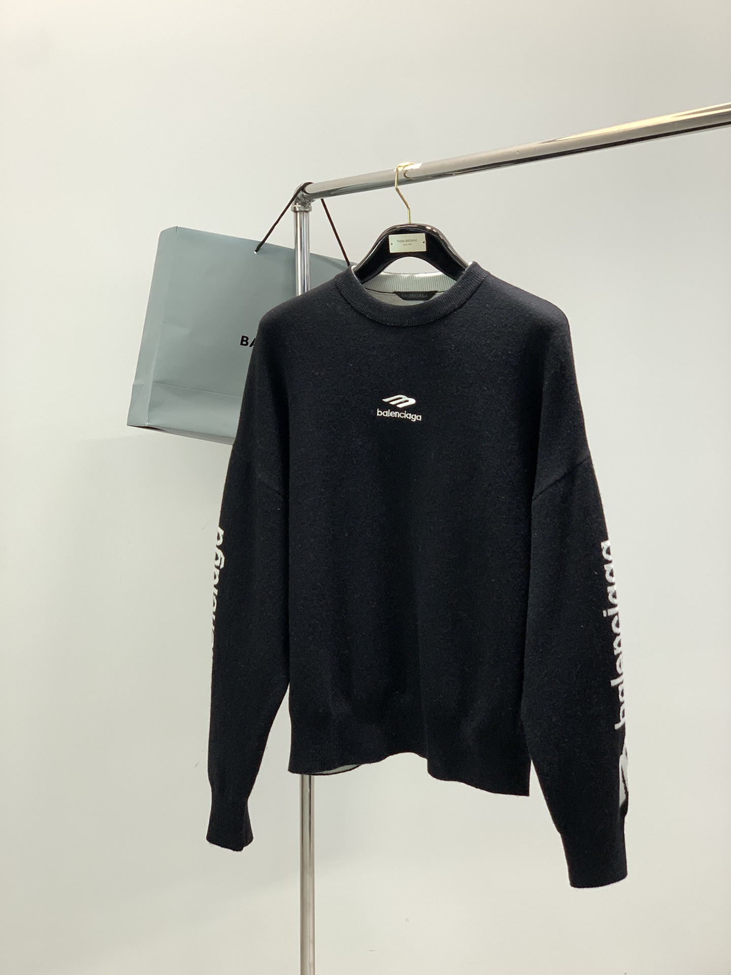 NO:646484,, Balenciaga Balenciaga, the latest winter model, available at counters simultaneously, original goods, popular fashionable round neck long-sleeved knitted sweater, imported original fabrics, unique design, top embroidery crafts letter pattern decorative logo, simple and fashionable, handsome upper body, complete three standards, 2 colors recommended, size S-Xl size SMLXL length 68707274 bust 64666870 shoulder width 67697273  Sleeve length 55565758,,balenciaga,balenciaga,sweaters,alexander wang19860909,Balenciaga 巴黎世家,冬季最新款,专柜同步有售,原单狠货,爆款时尚圆领长袖针织毛衣,进口原版面料,独特设计,顶级刺绣工艺字母图案装饰logo,简约时尚 ,上身帅气,三标齐全,2色推荐,码数S-Xl 尺码SMLXL 衣长68707274 胸围64666870 肩宽67697273 袖长55565758,,balenciaga,balenciaga,sweaters,alexander wang,Men's clothing